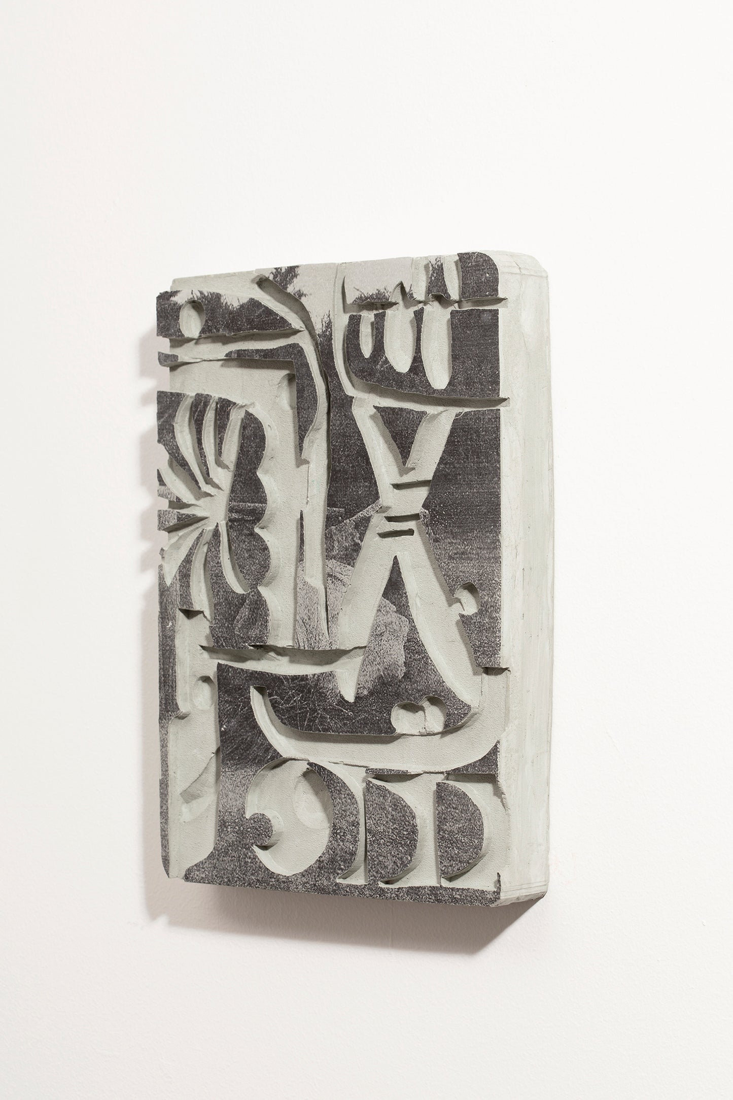 Impression d’une image noire et blanc sur une plaque de plâtre colorée et creusée de motifs. Assemblage poétique, réflexion archéologique. Yoan Béliard pour Haydée.