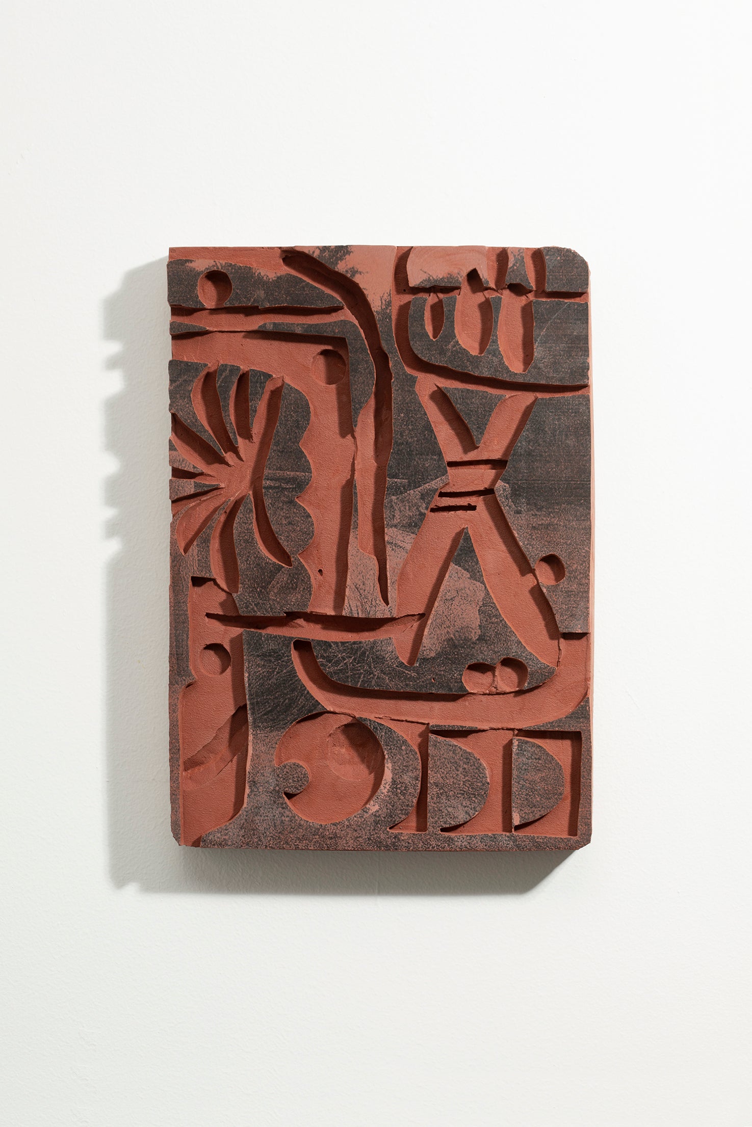 Impression d’une image noire et blanc sur une plaque de plâtre colorée et creusée de motifs. Assemblage poétique, réflexion archéologique. Yoan Béliard pour Haydée.