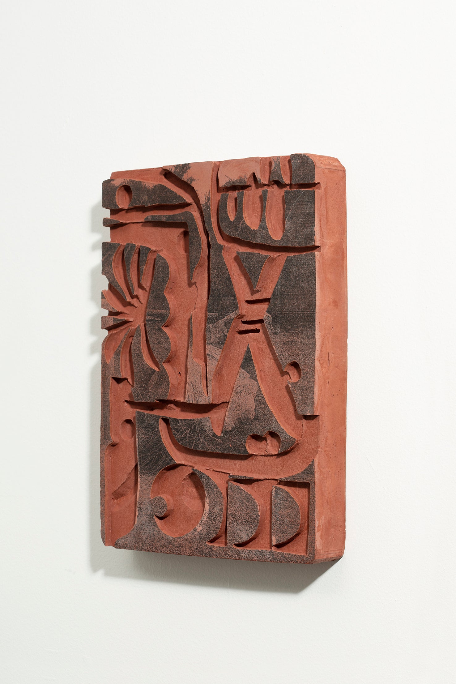 Impression d’une image noire et blanc sur une plaque de plâtre colorée et creusée de motifs. Assemblage poétique, réflexion archéologique. Yoan Béliard pour Haydée.