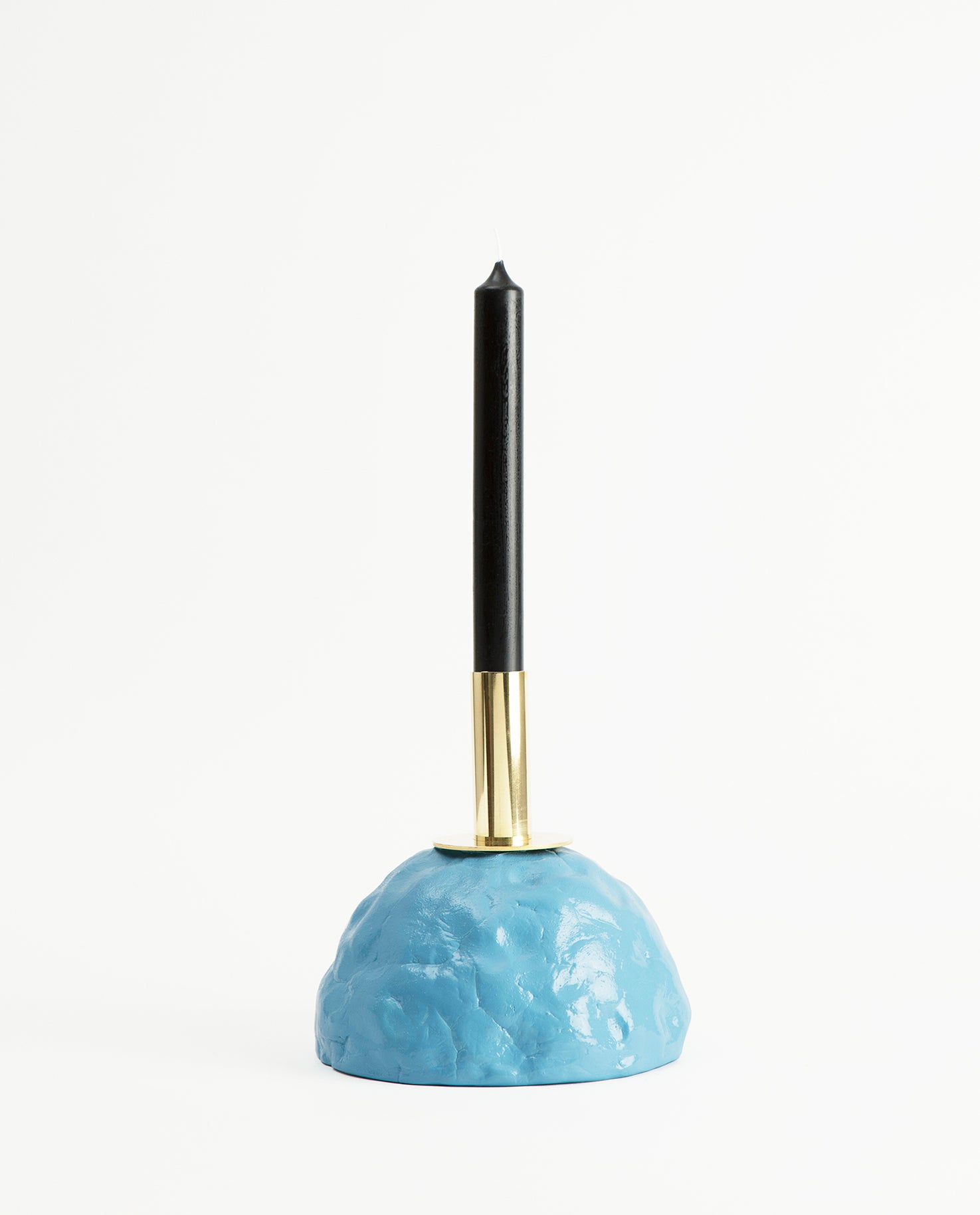 Bougeoir bleu au design brut et chic à la fois, en forme originale de sein, couleur vive et touche de laiton. Vincent Loiret pour Haydée.