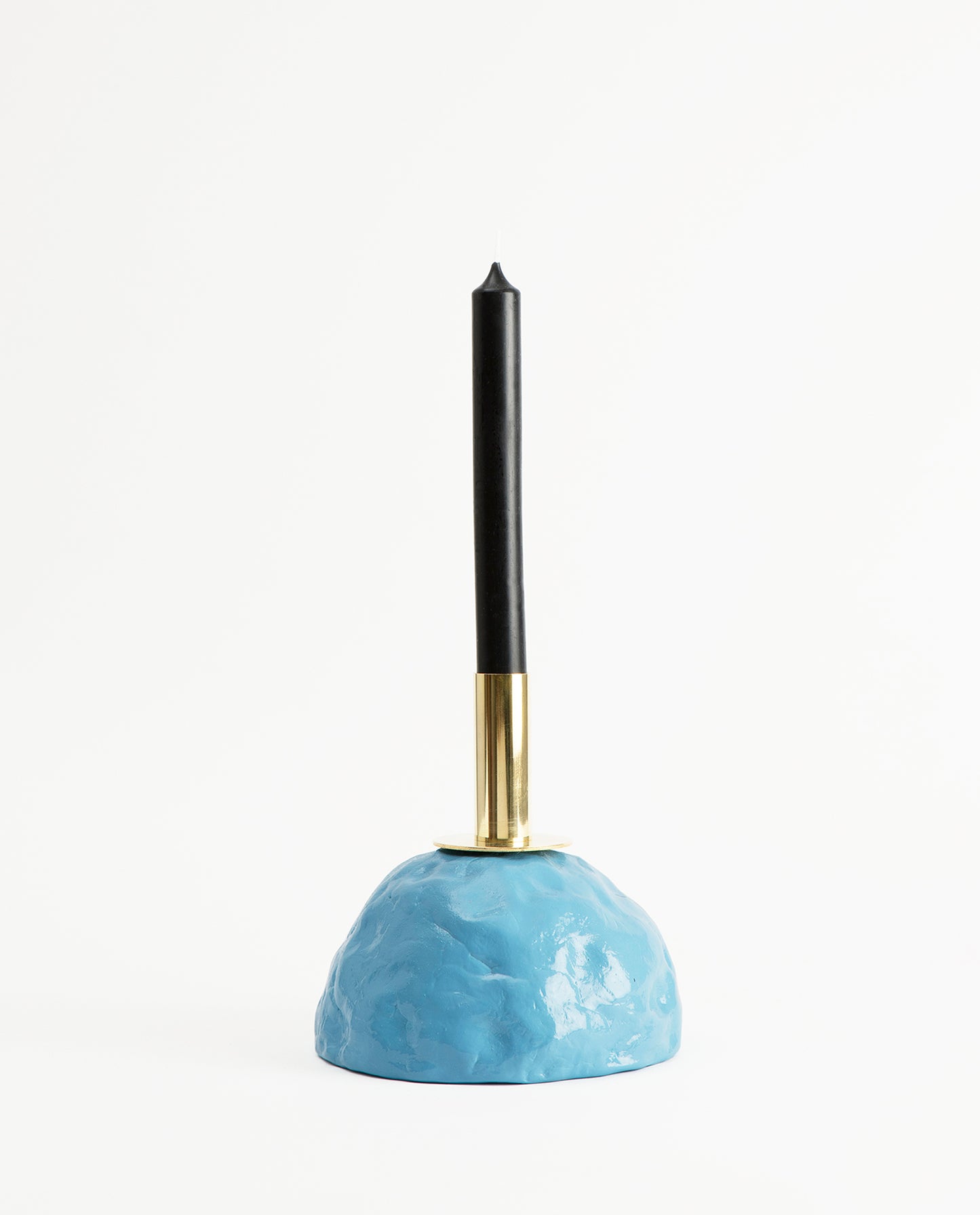 Bougeoir bleu au design brut et chic à la fois, en forme originale de sein, couleur vive et touche de laiton. Vincent Loiret pour Haydée.