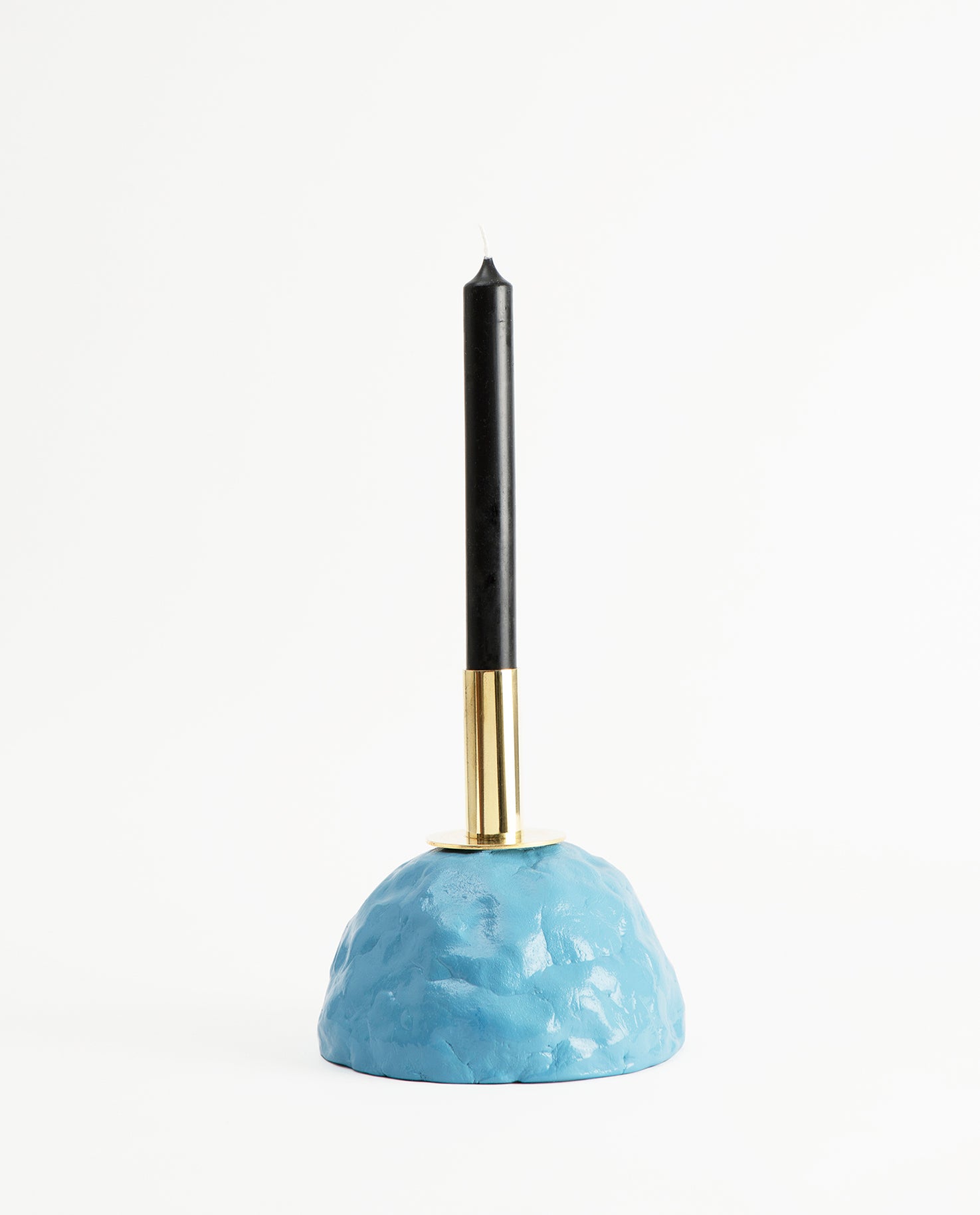 Bougeoir bleu au design brut et chic à la fois, en forme originale de sein, couleur vive et touche de laiton. Vincent Loiret pour Haydée.