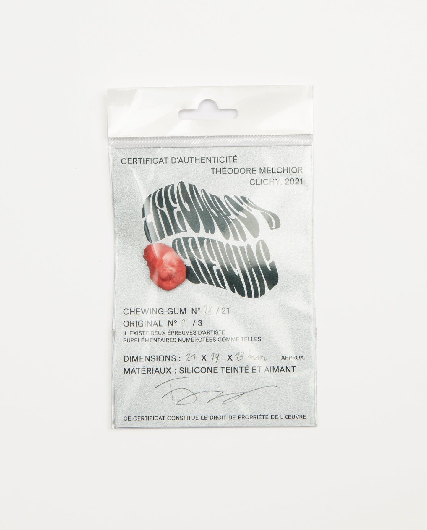 Petite sculpture chewing-gum rose en silicone aimanté de Théodore Melchior