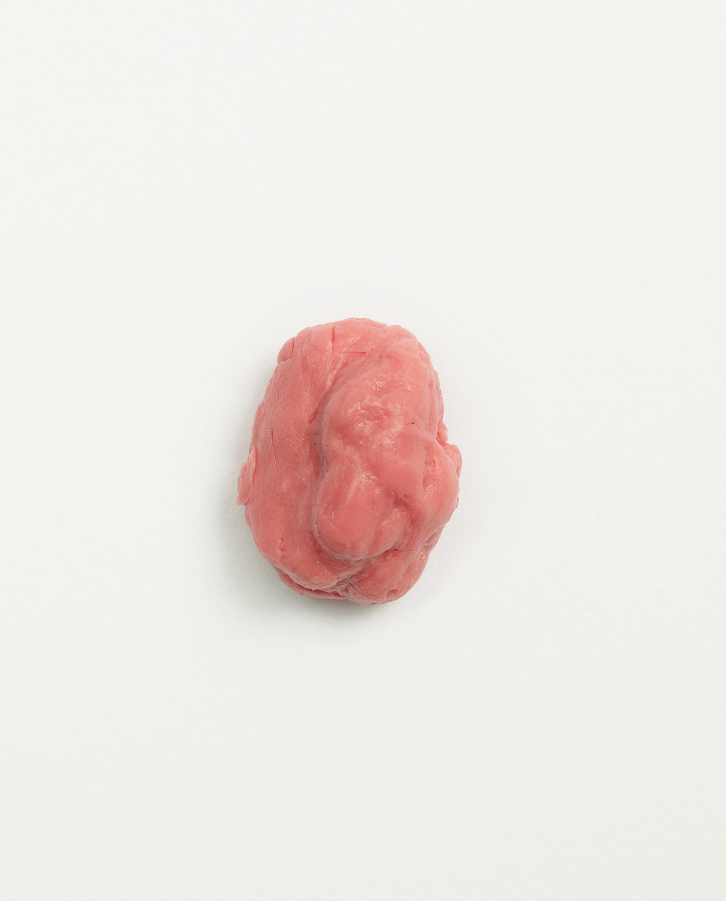 Petite sculpture chewing-gum rose en silicone aimanté de Théodore Melchior
