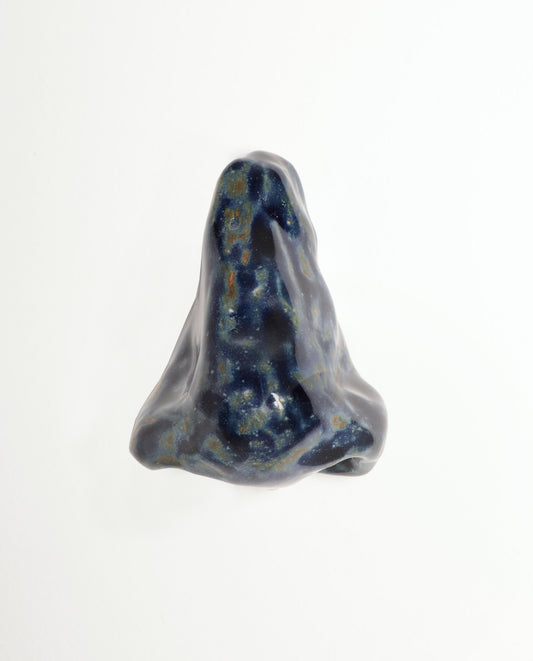 Nez en céramique émaillé bleu, avec de petites tâches brunes orangées.