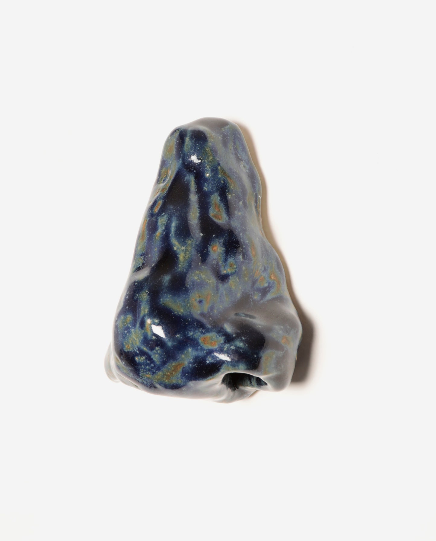 Nez en céramique émaillé bleu, avec de petites tâches brunes orangées.