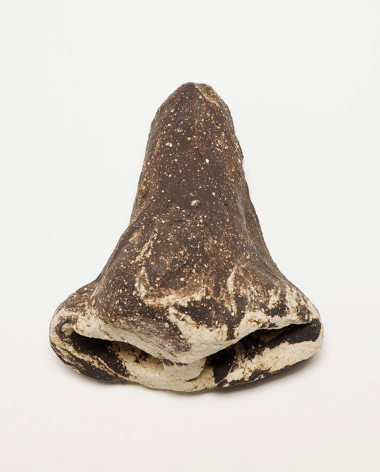 Nez en terre cuite chamottée brute, composé d'un mélange de deux terres, noire et blanche..