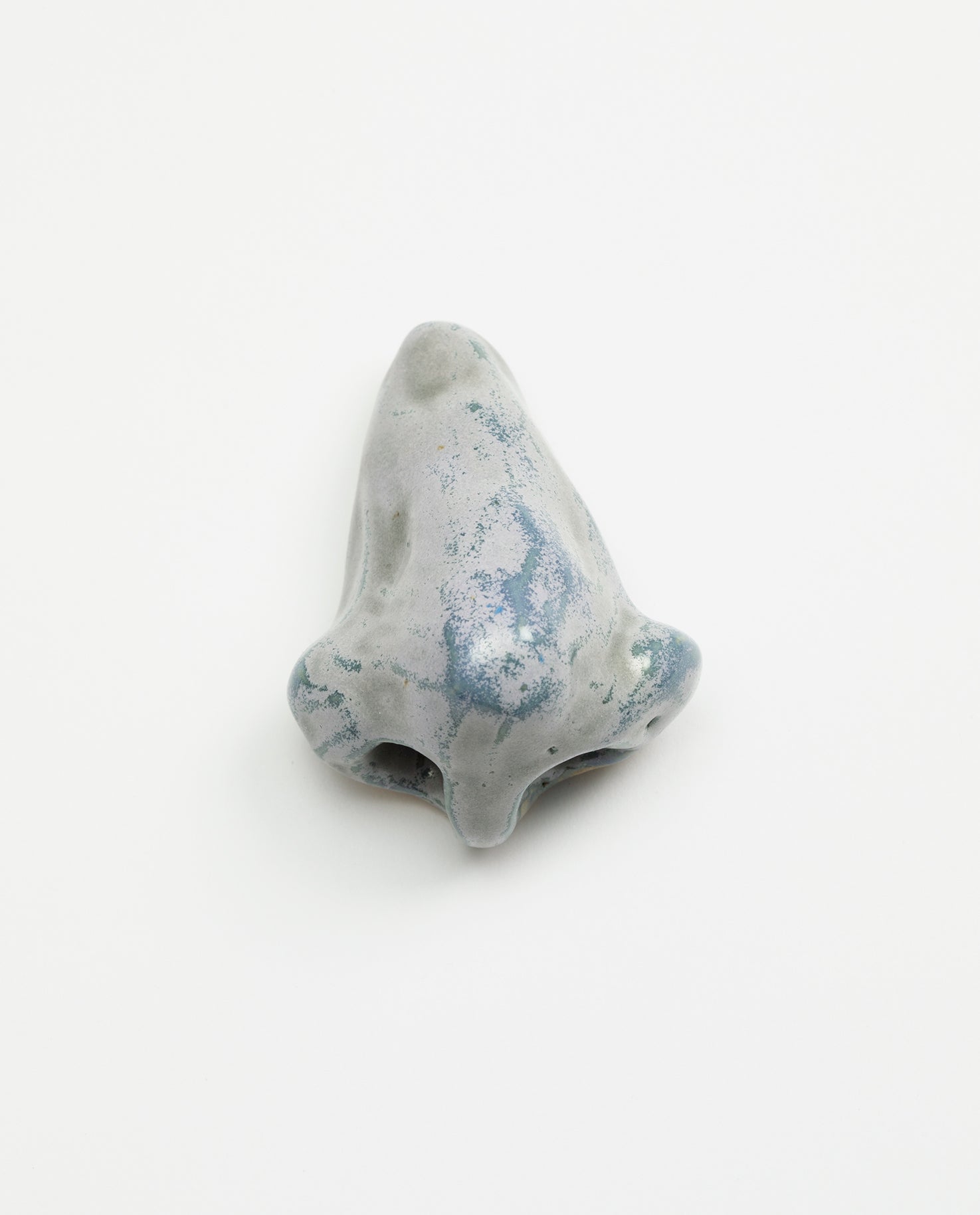 Nez en céramique émaillé de couleur Violet. Petite sculpture en grès. Unique.