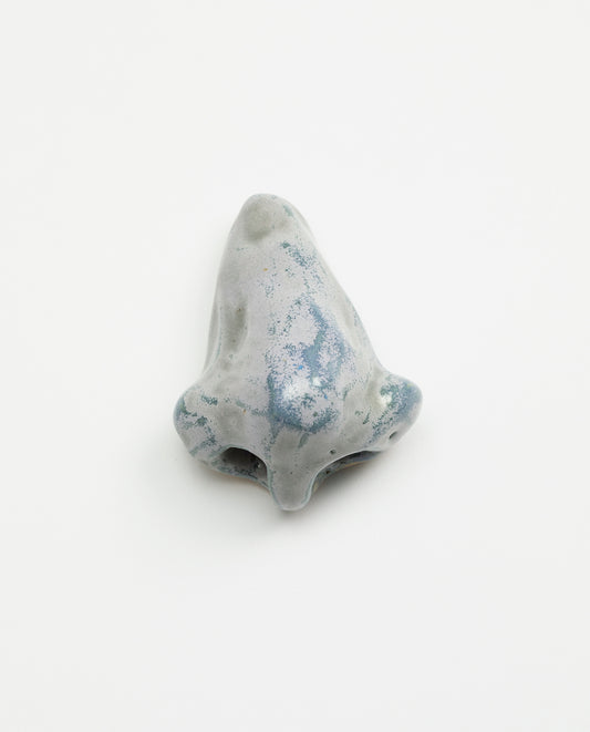 Nez en céramique émaillé de couleur Violet. Petite sculpture en grès. Unique.