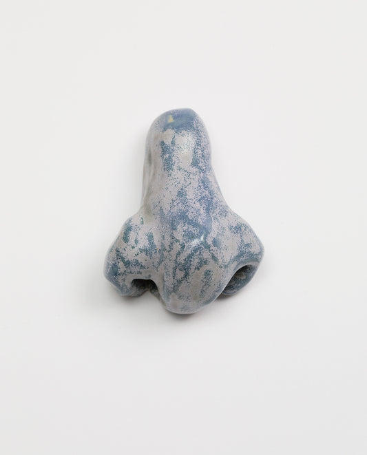 Nez en céramique émaillé de couleur Bleu-violet. Petite sculpture en grès. Unique.