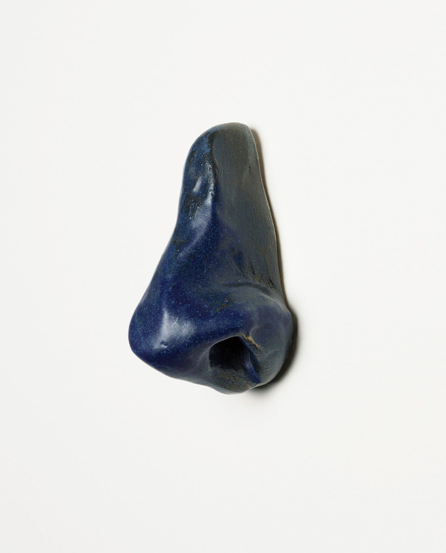 Nez en céramique émaillé de couleur bleu. Petite sculpture en grès. Unique.
