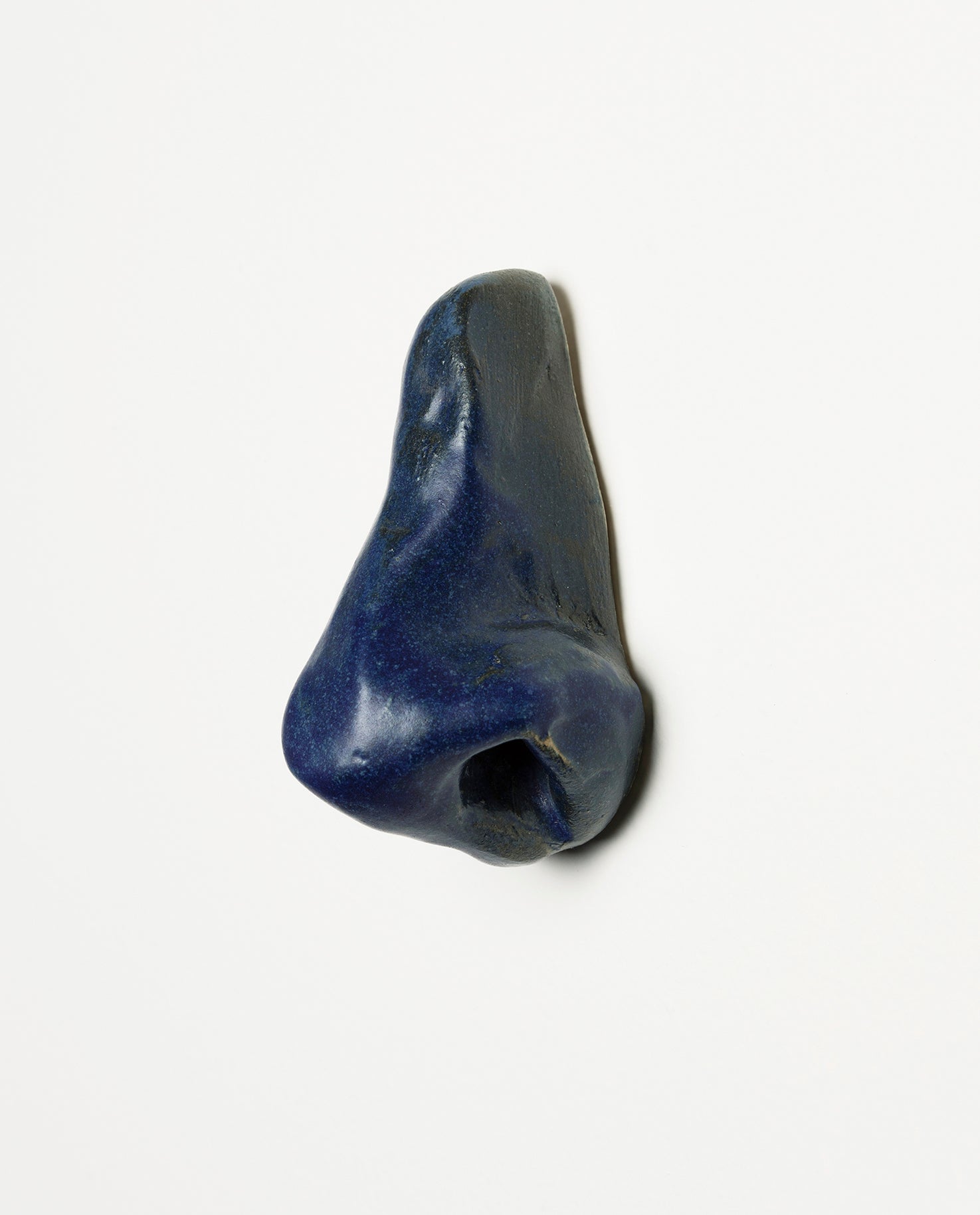 Nez en céramique émaillé de couleur bleu. Petite sculpture en grès. Unique.