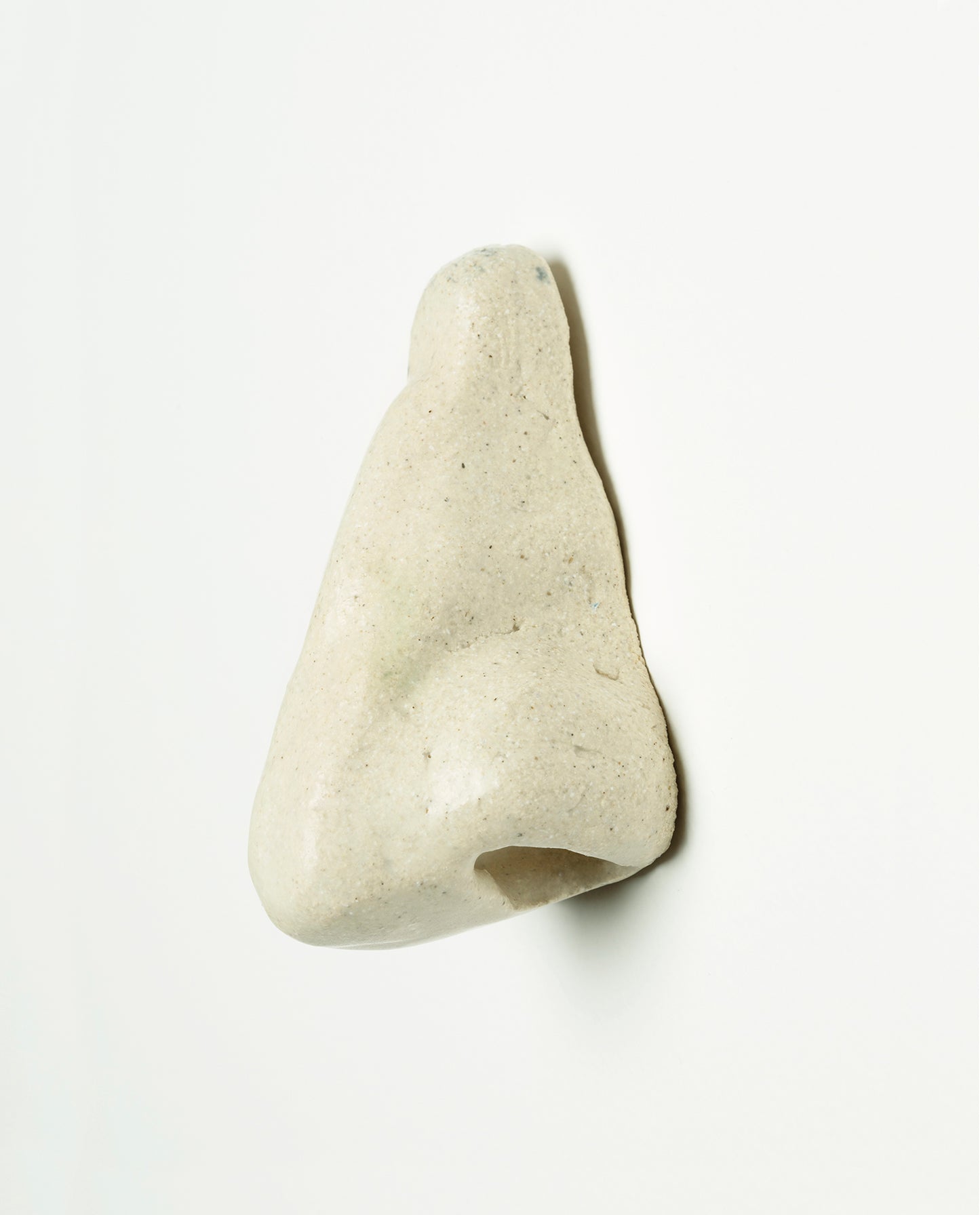 Nez en céramique émaillé de couleur écru. Petite sculpture en grès. Unique.