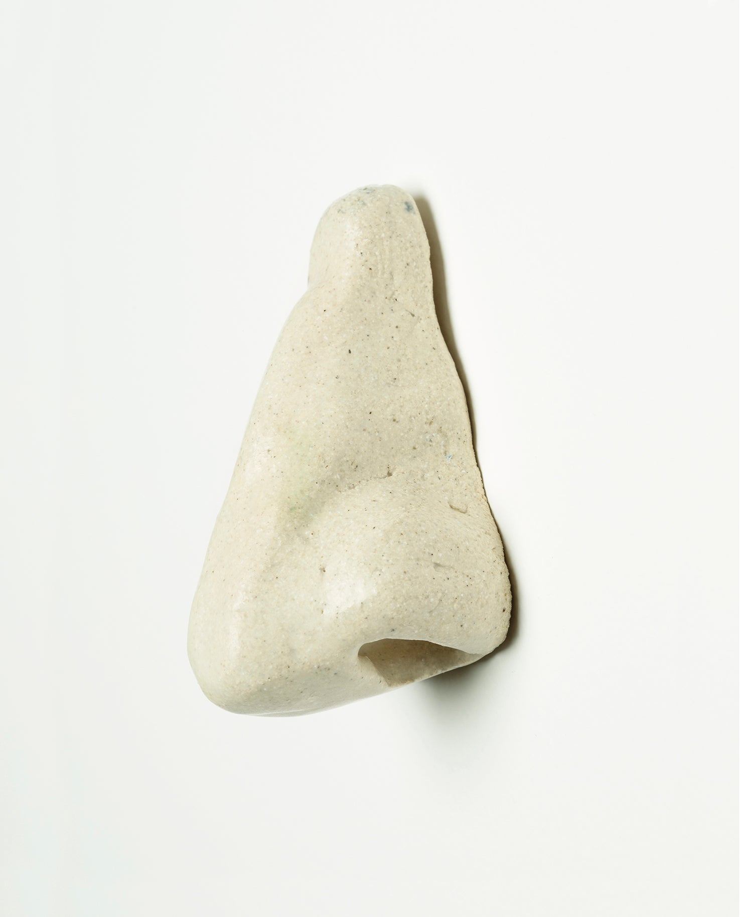 Nez en céramique émaillé de couleur écru. Petite sculpture en grès. Unique.