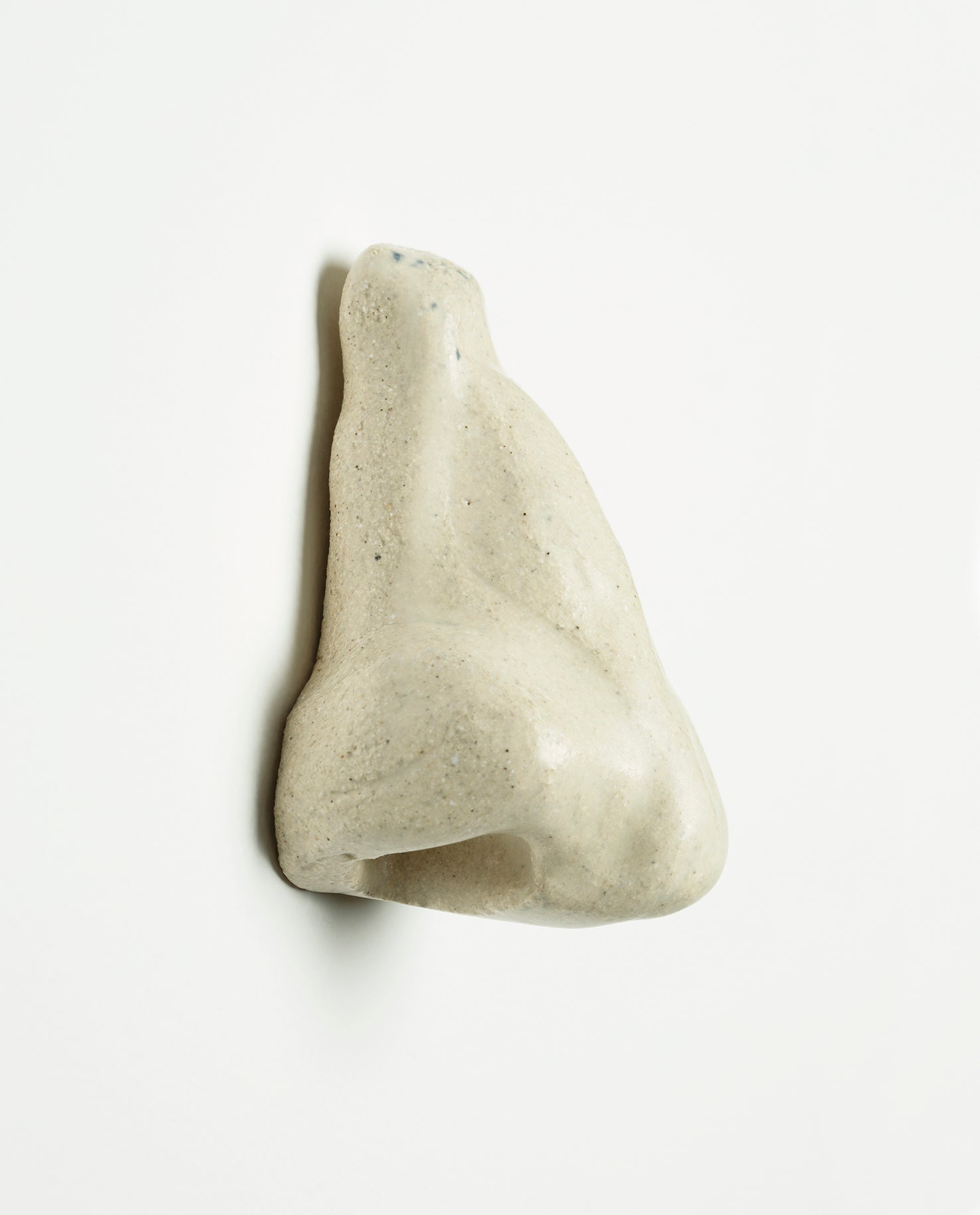 Nez en céramique émaillé de couleur écru. Petite sculpture en grès. Unique.