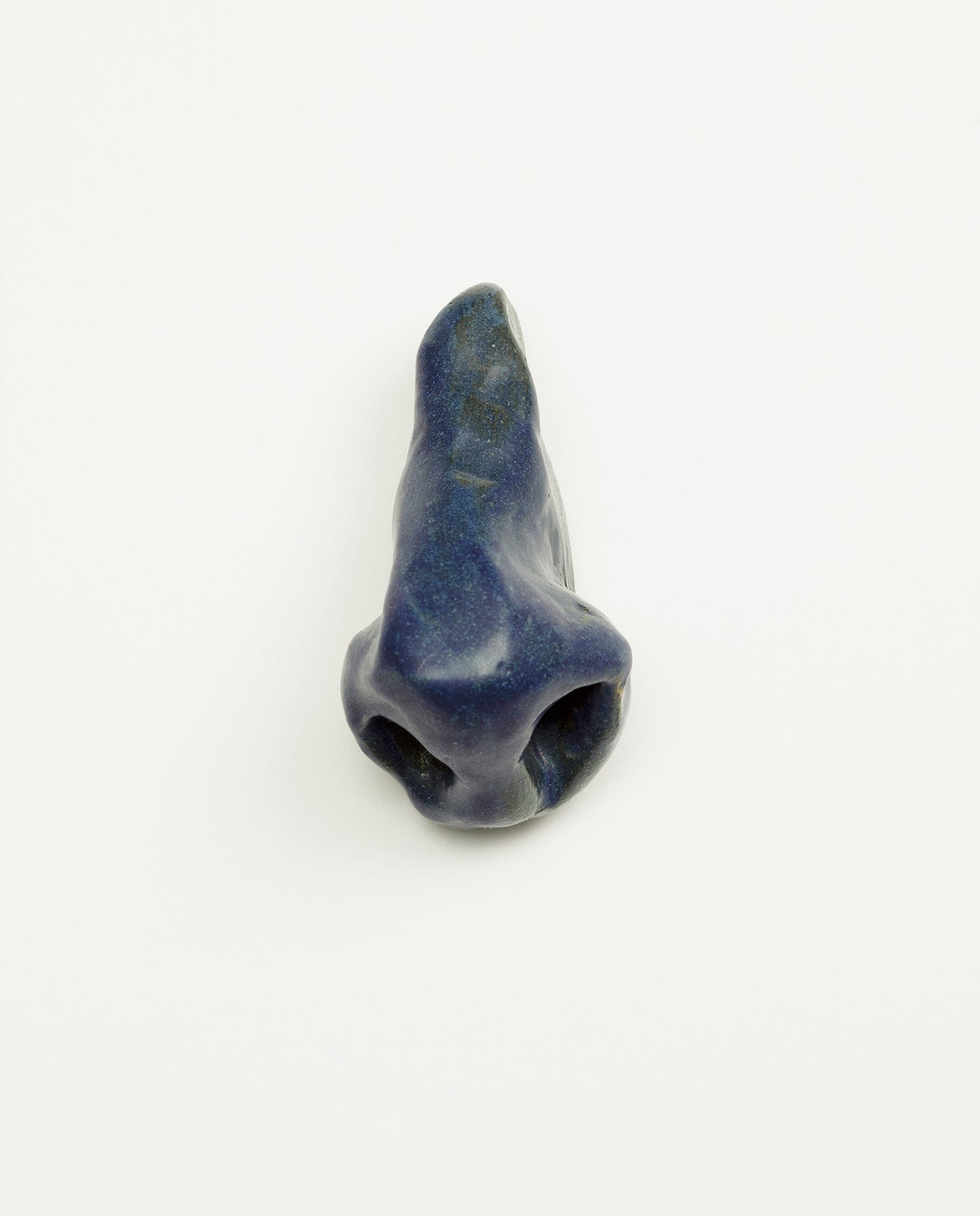 Nez en céramique émaillé de couleur bleu. Petite sculpture en grès. Unique.