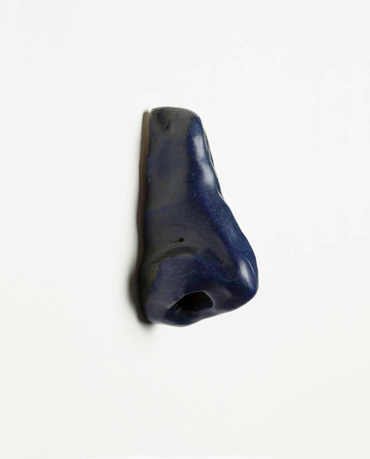 Nez en céramique émaillé de couleur bleu. Petite sculpture en grès. Unique.