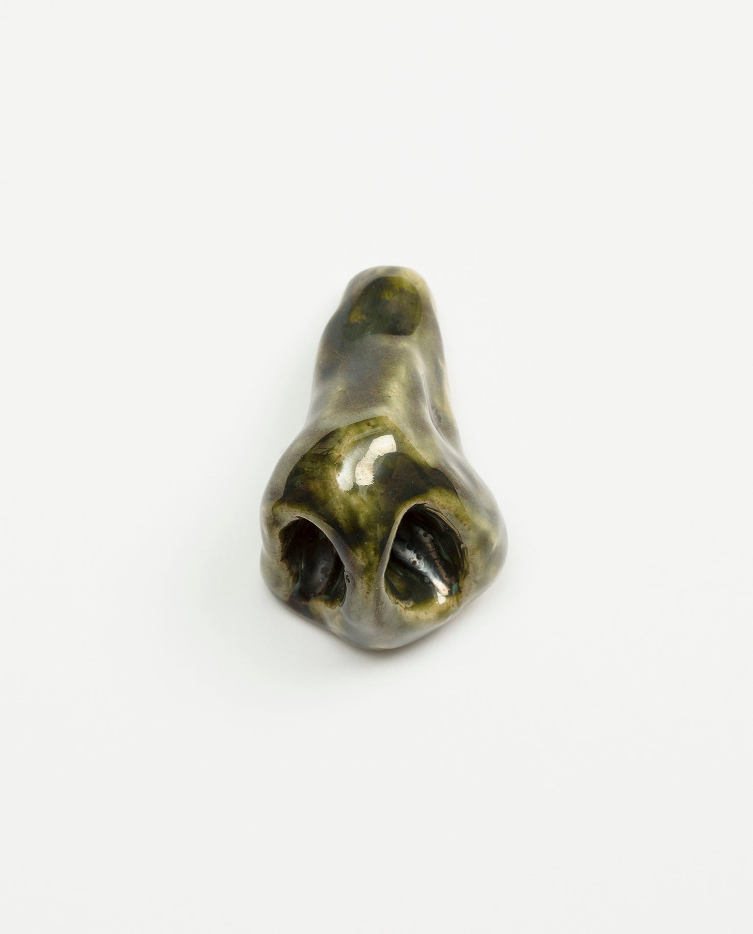 Nez en céramique émaillé de couleur Kaki. Petite sculpture en grès. Unique.