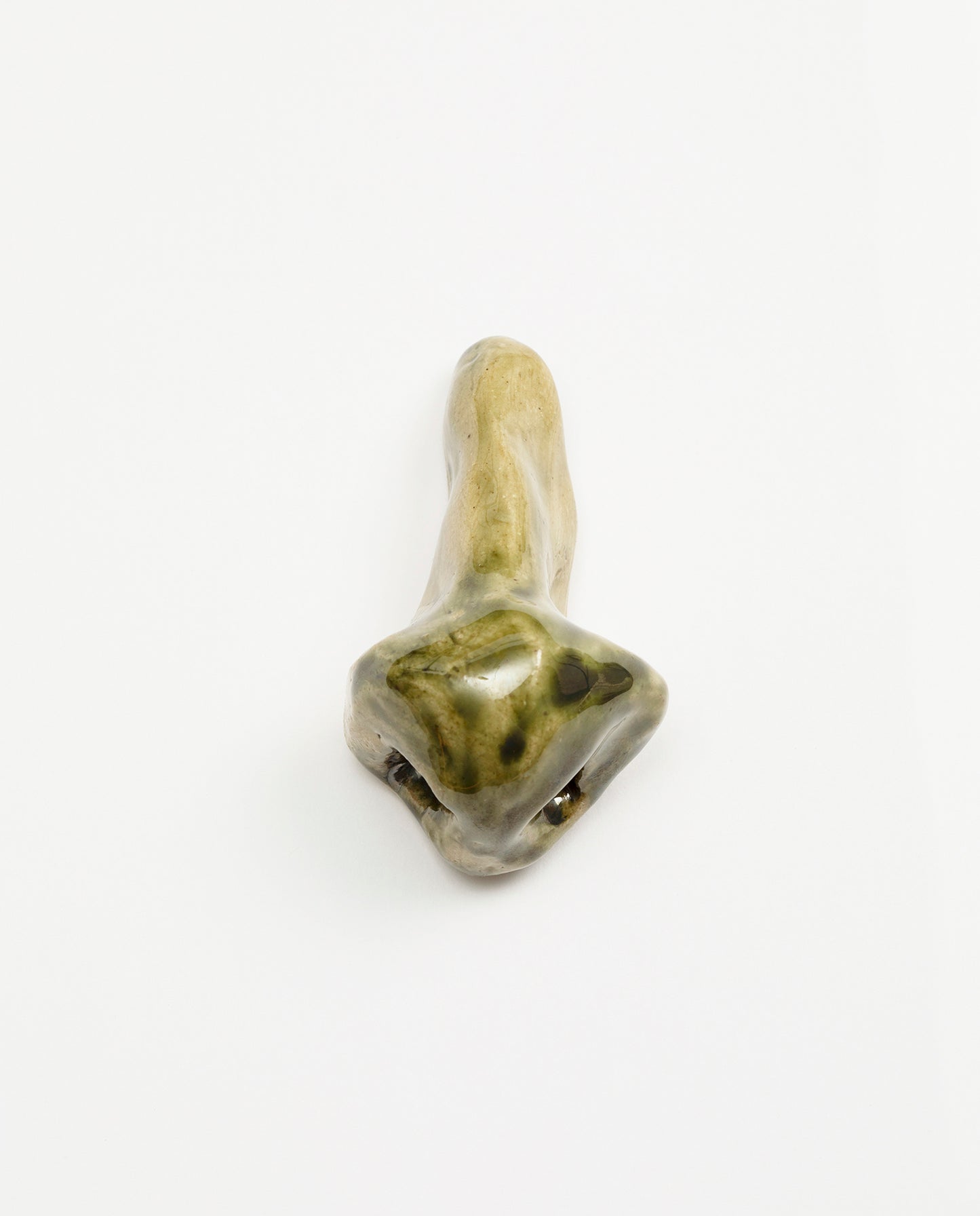 Nez en céramique émaillé de couleur Kaki. Petite sculpture en grès. Unique.