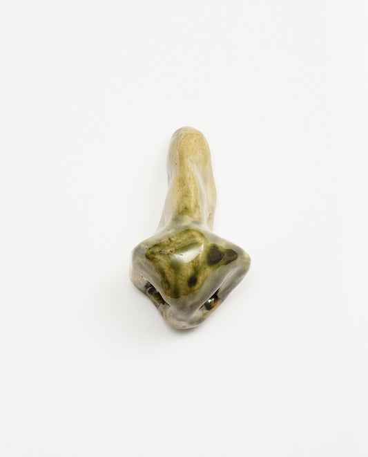 Nez en céramique émaillé de couleur Kaki. Petite sculpture en grès. Unique.