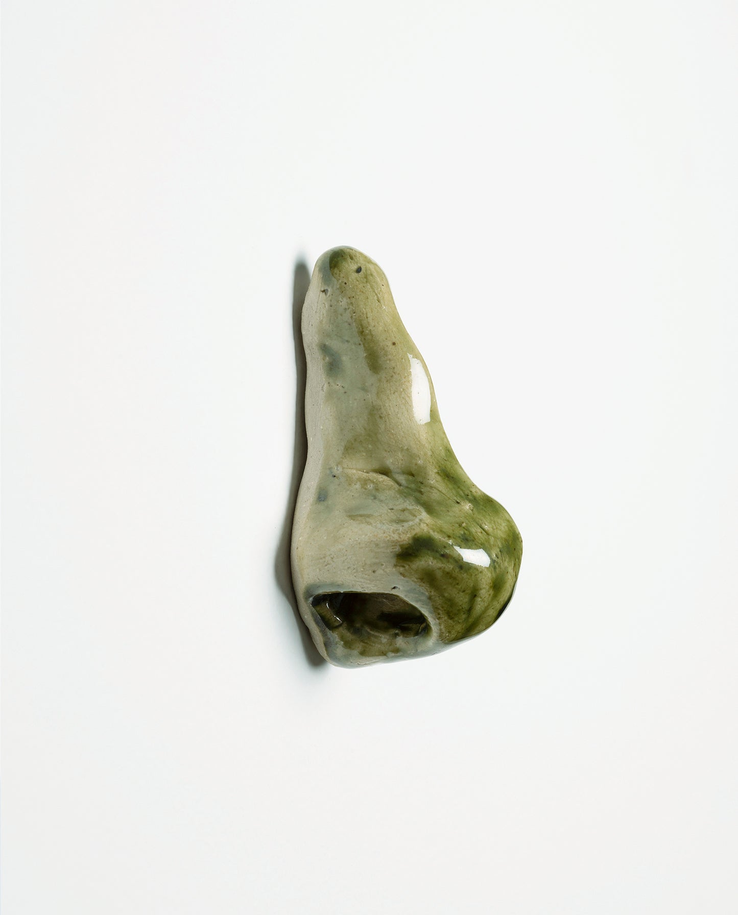 Nez en céramique émaillé de couleur Kaki. Petite sculpture en grès. Unique.
