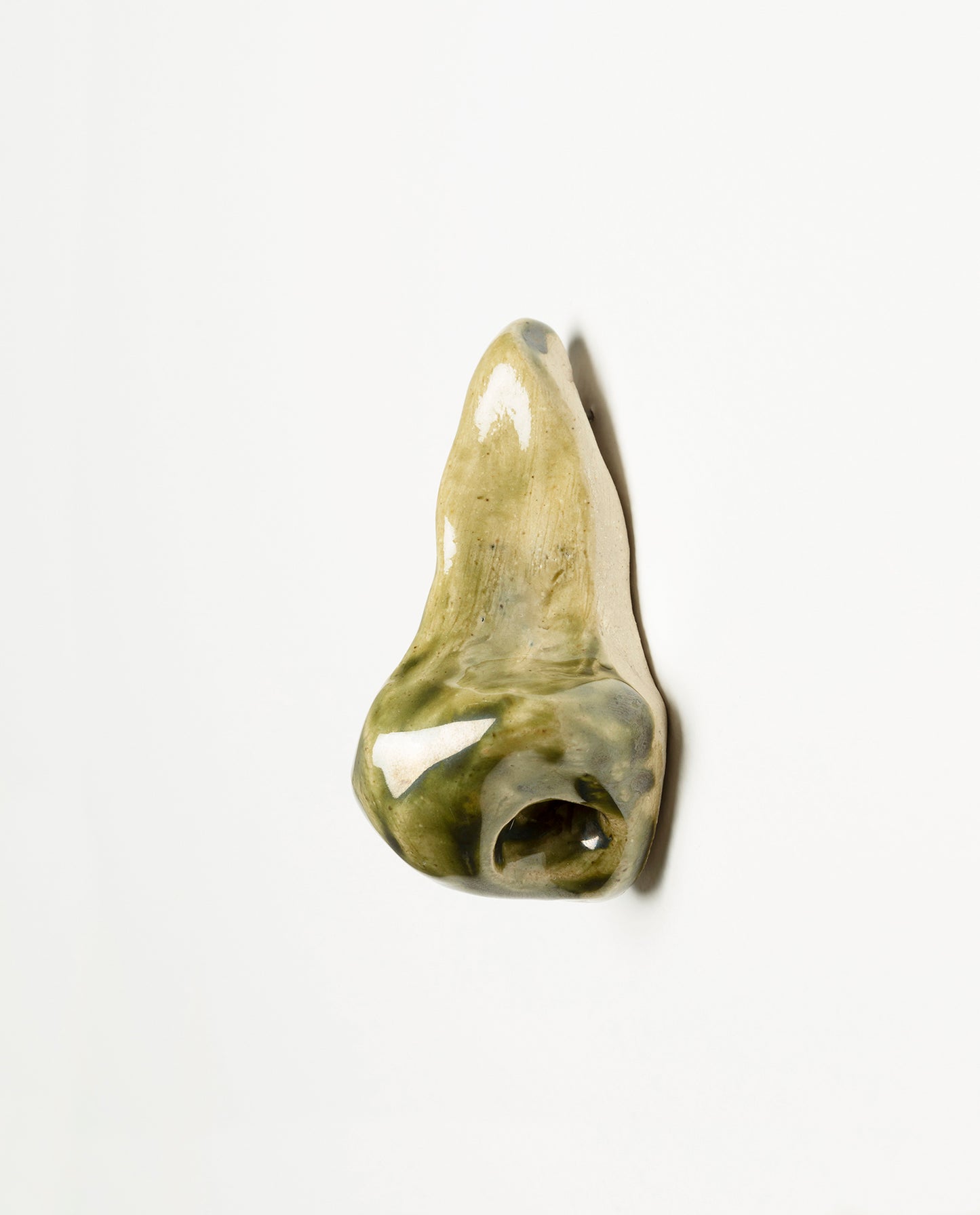 Nez en céramique émaillé de couleur Kaki. Petite sculpture en grès. Unique.