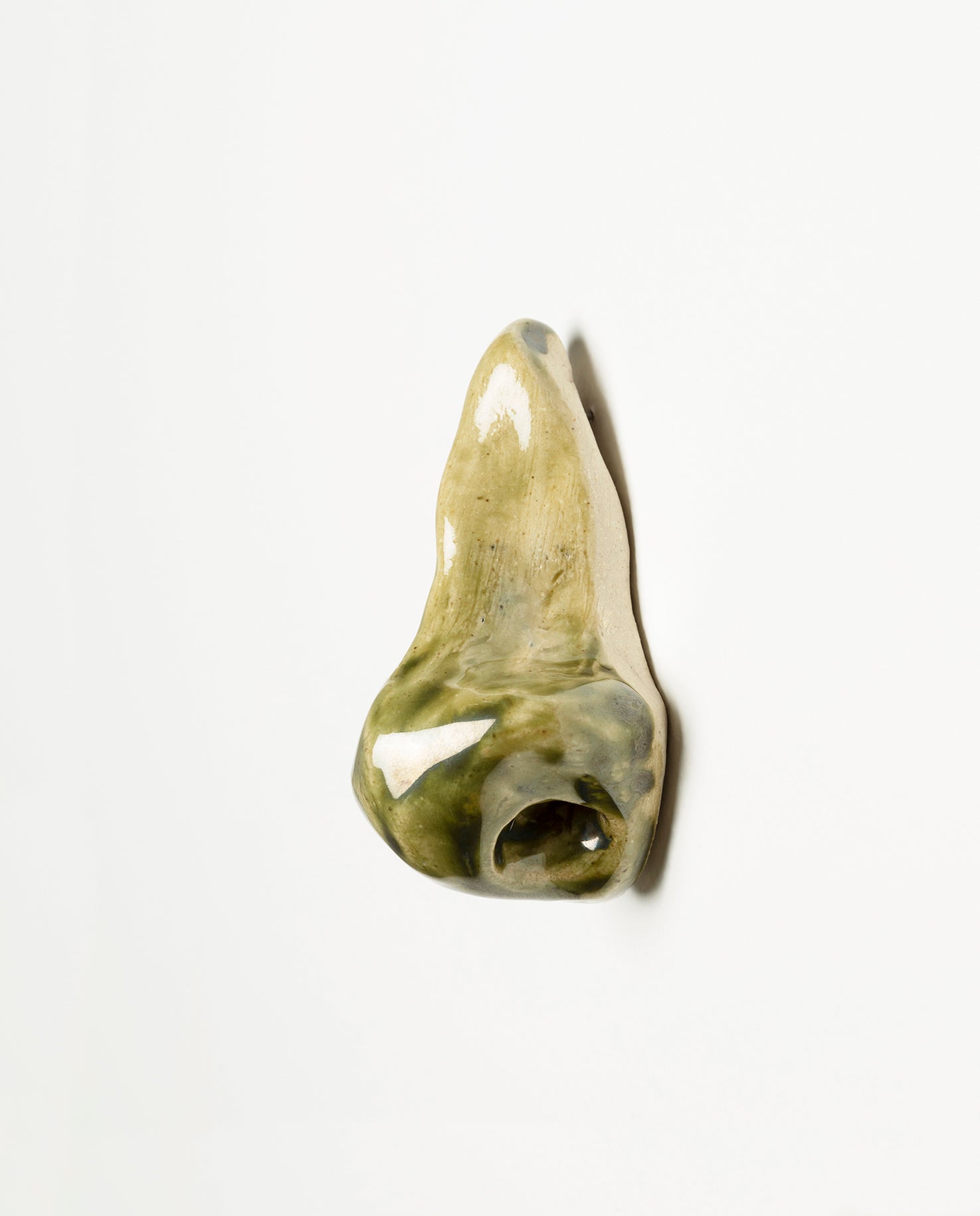 Nez en céramique émaillé de couleur Kaki. Petite sculpture en grès. Unique.