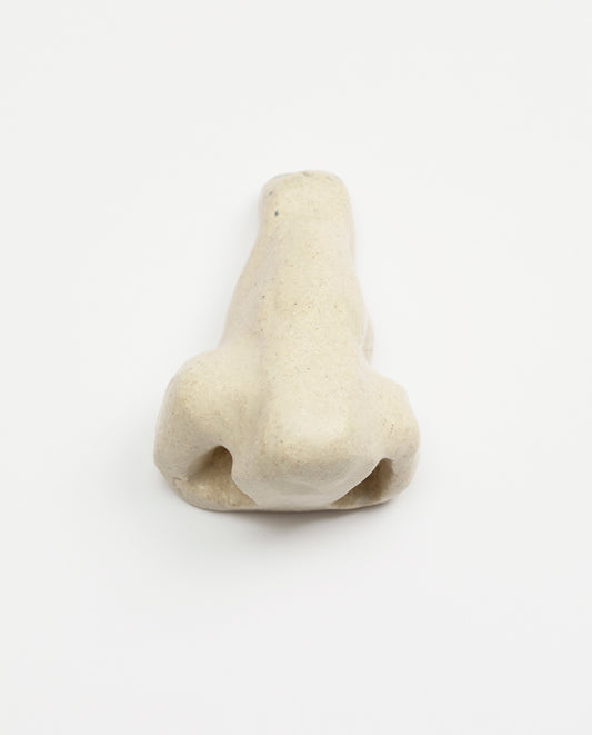 Nez en céramique émaillé de couleur écru. Petite sculpture en grès. Unique.