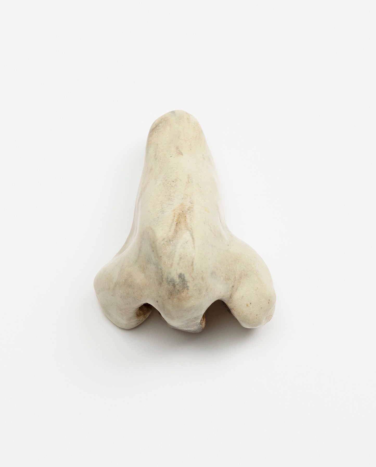 Nez en céramique émaillé de couleur marbre écru. Petite sculpture en grès. Unique.