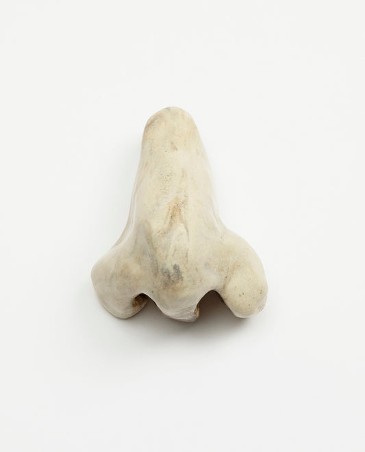 Nez en céramique émaillé de couleur marbre écru. Petite sculpture en grès. Unique.