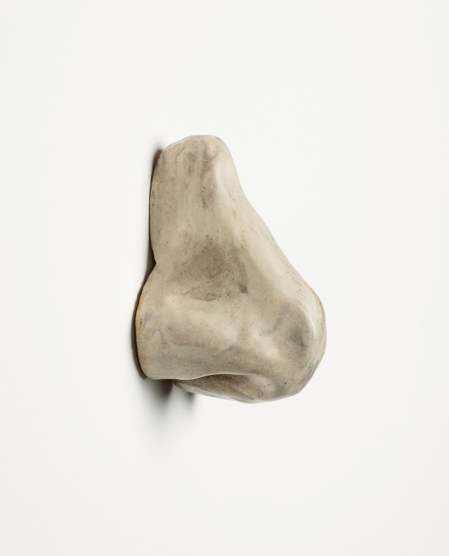 Nez en céramique émaillé de couleur marbre écru. Petite sculpture en grès. Unique.