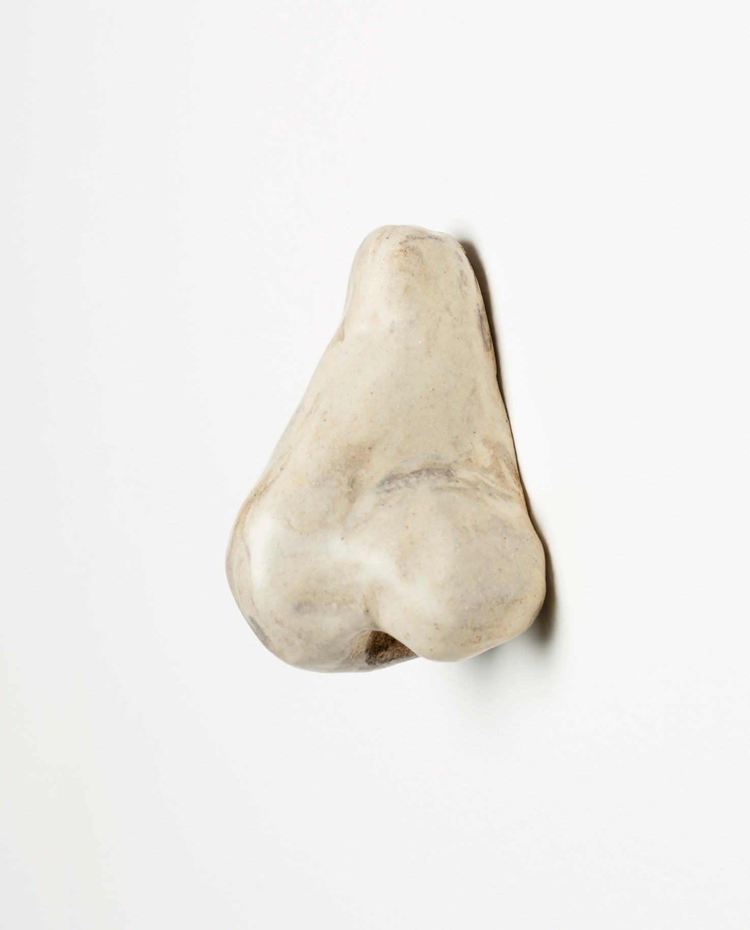 Nez en céramique émaillé de couleur marbre écru. Petite sculpture en grès. Unique.