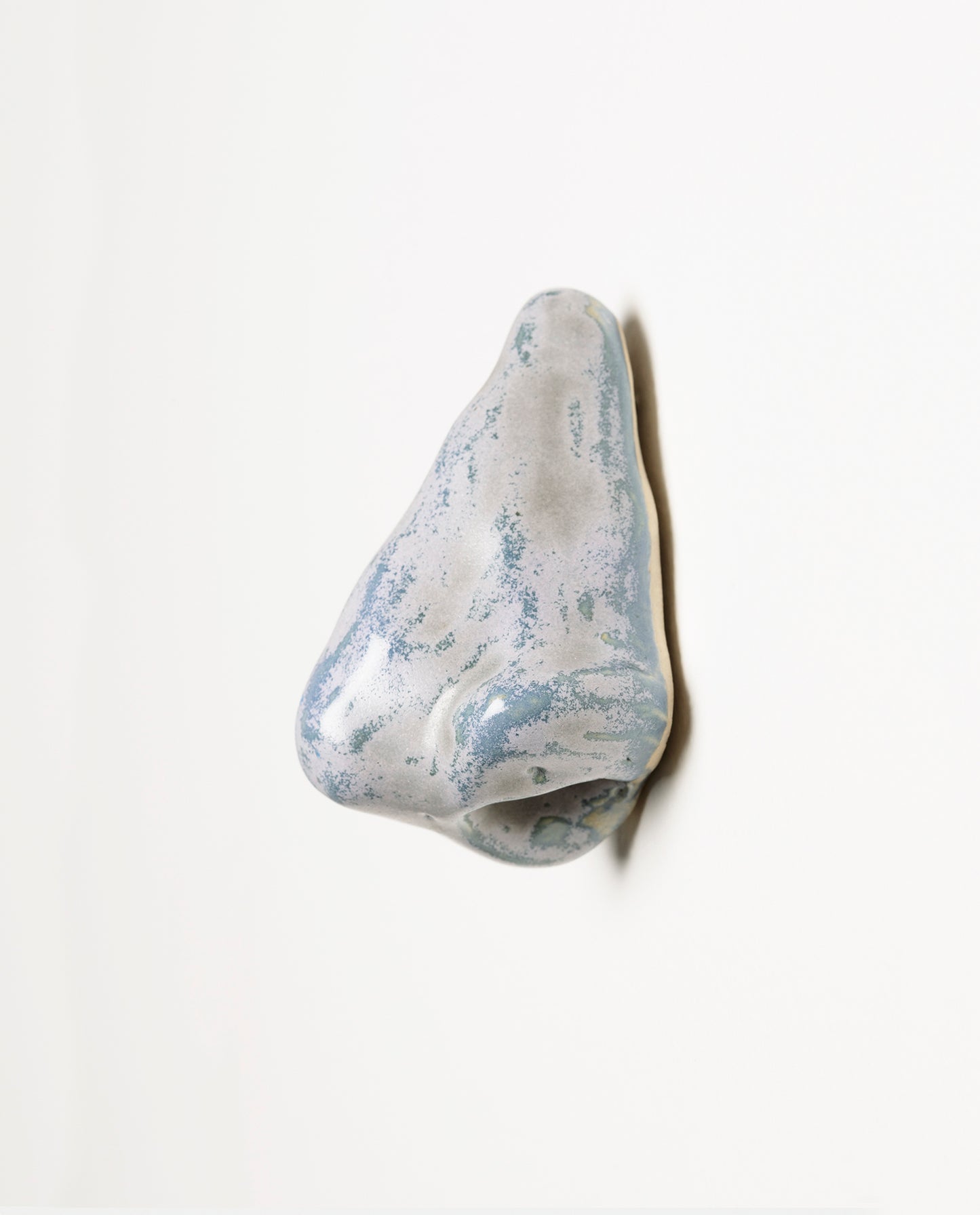 Nez en céramique émaillé de couleur Violet. Petite sculpture en grès. Unique.