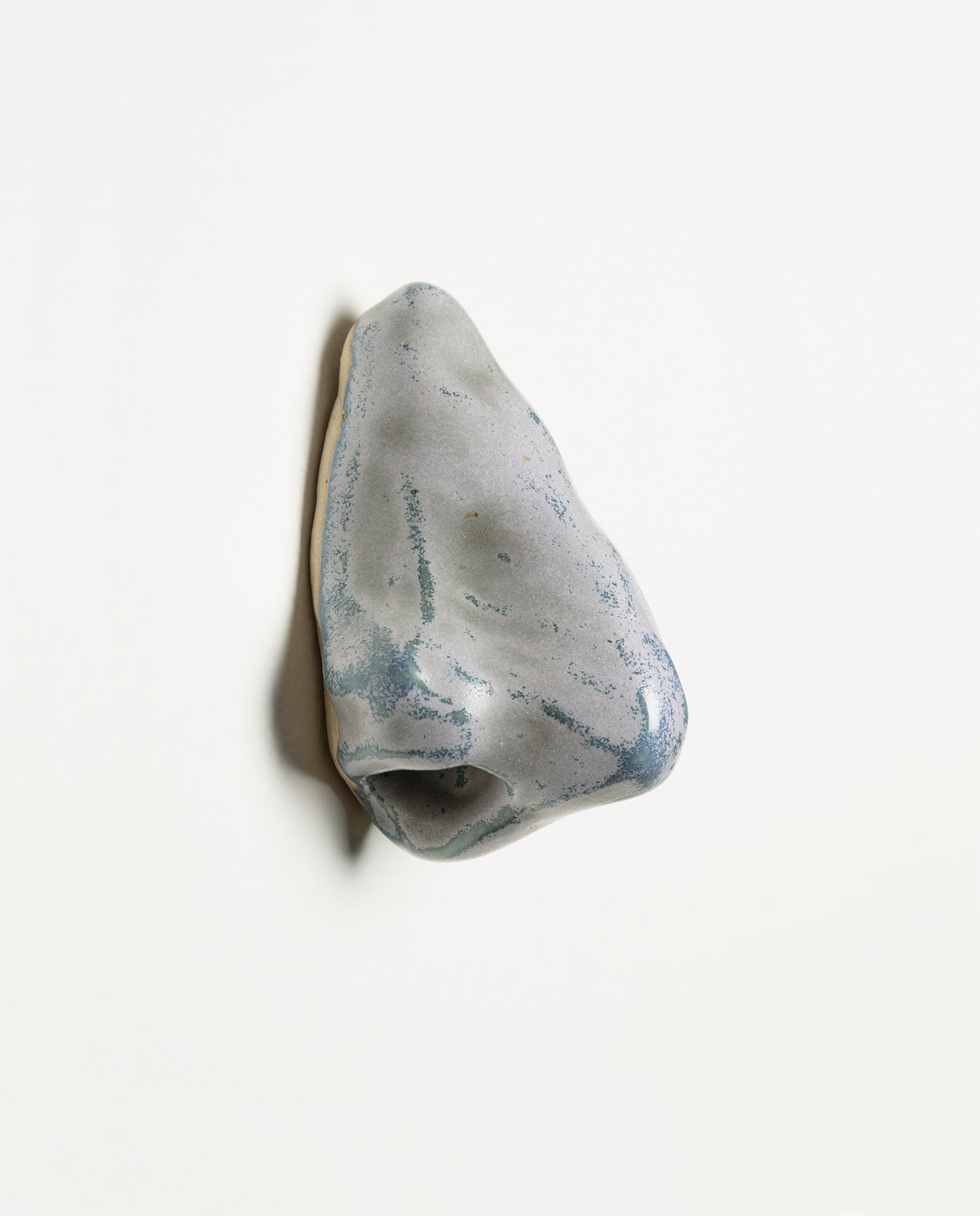 Nez en céramique émaillé de couleur Violet. Petite sculpture en grès. Unique.