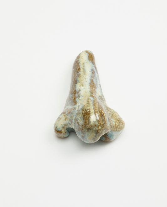 Nez en céramique émaillé de couleur marbre brillant. Petite sculpture en grès. Unique.