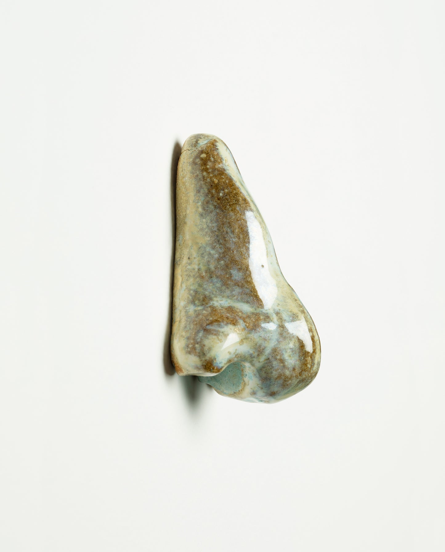 Nez en céramique émaillé de couleur marbre brillant. Petite sculpture en grès. Unique.