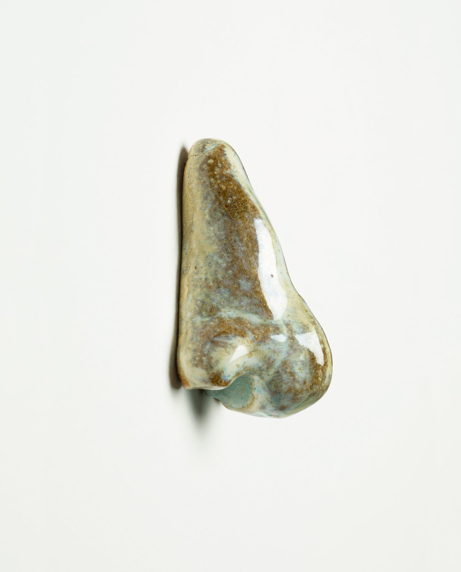 Nez en céramique émaillé de couleur marbre brillant. Petite sculpture en grès. Unique.