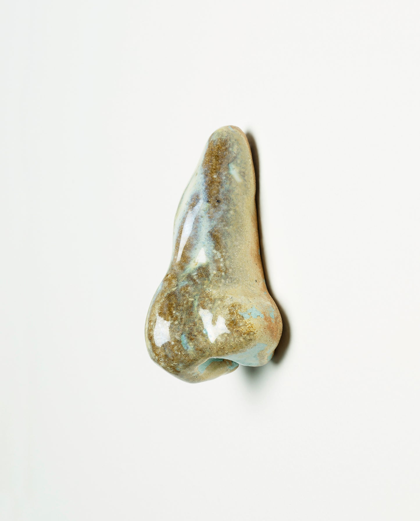 Nez en céramique émaillé de couleur marbre brillant. Petite sculpture en grès. Unique.