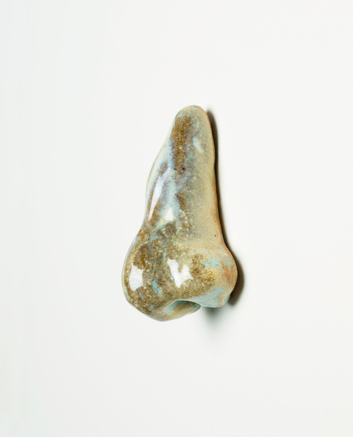 Nez en céramique émaillé de couleur marbre brillant. Petite sculpture en grès. Unique.