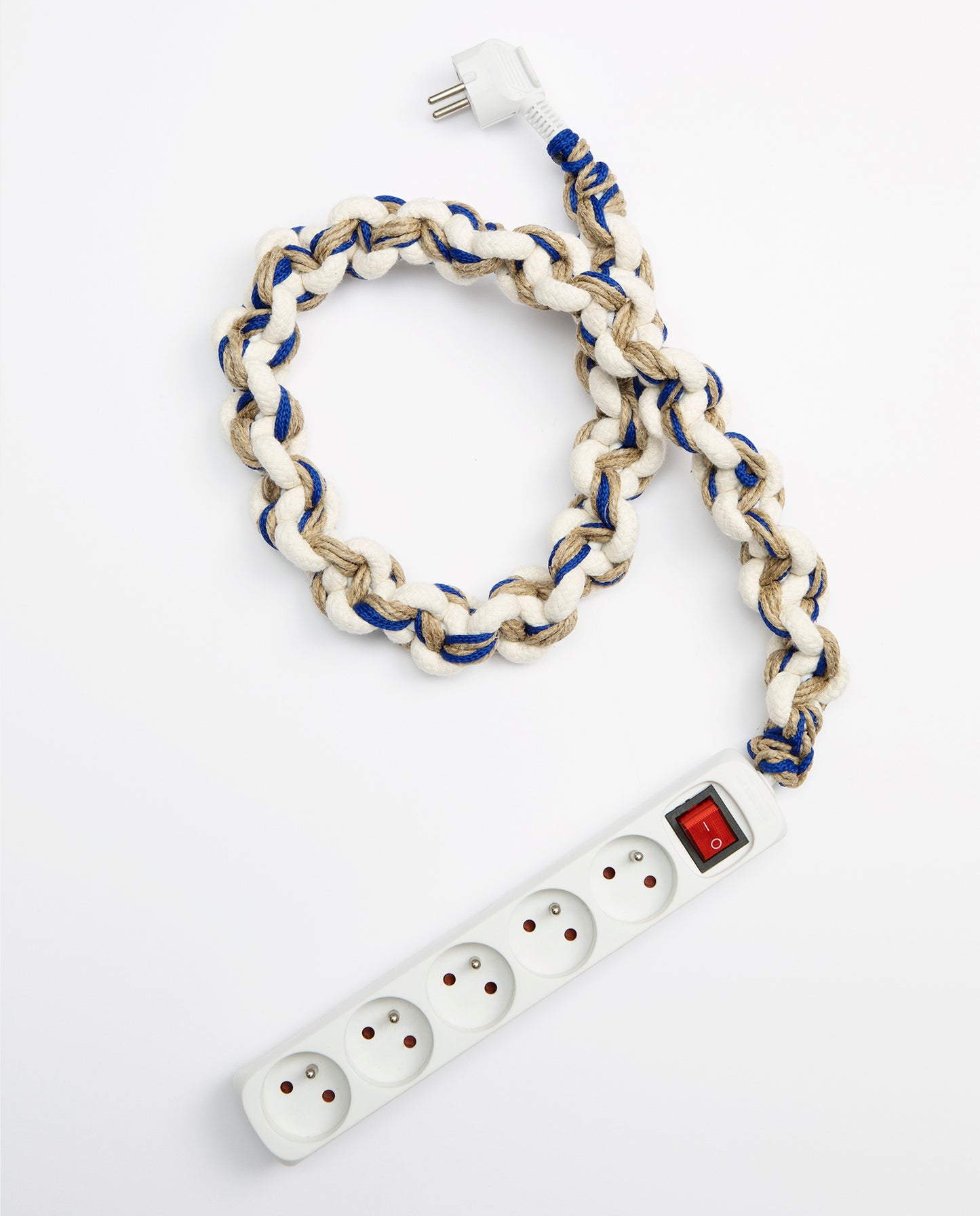 Multiprise M5 blanche dont le fil a été tricoté avec des cordes de coton de couleur. Aurélie Mathigot pour Haydée.