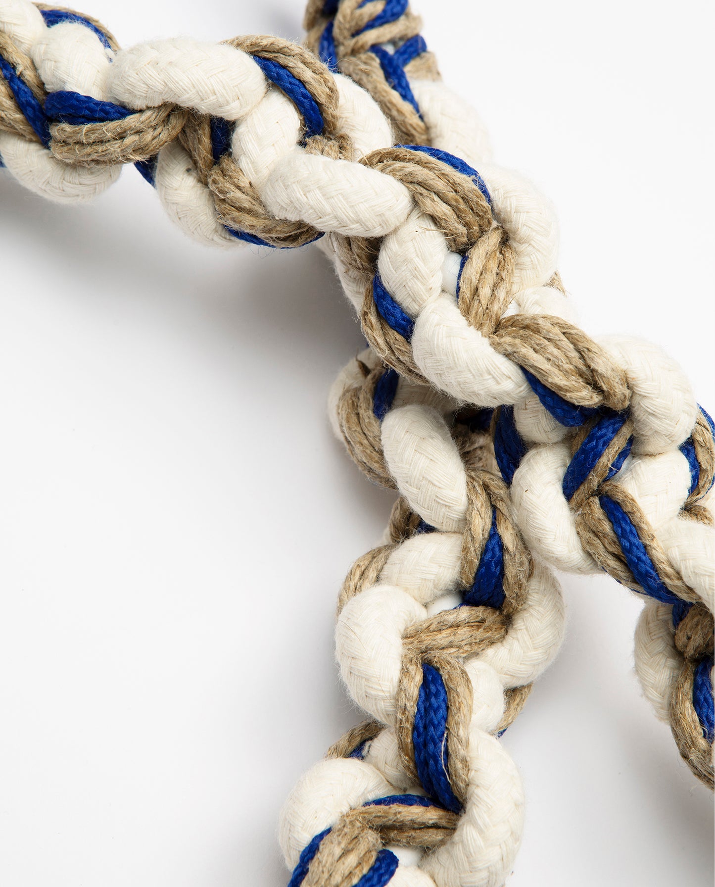Multiprise M5 blanche dont le fil a été tricoté avec des cordes de coton de couleur. Aurélie Mathigot pour Haydée.