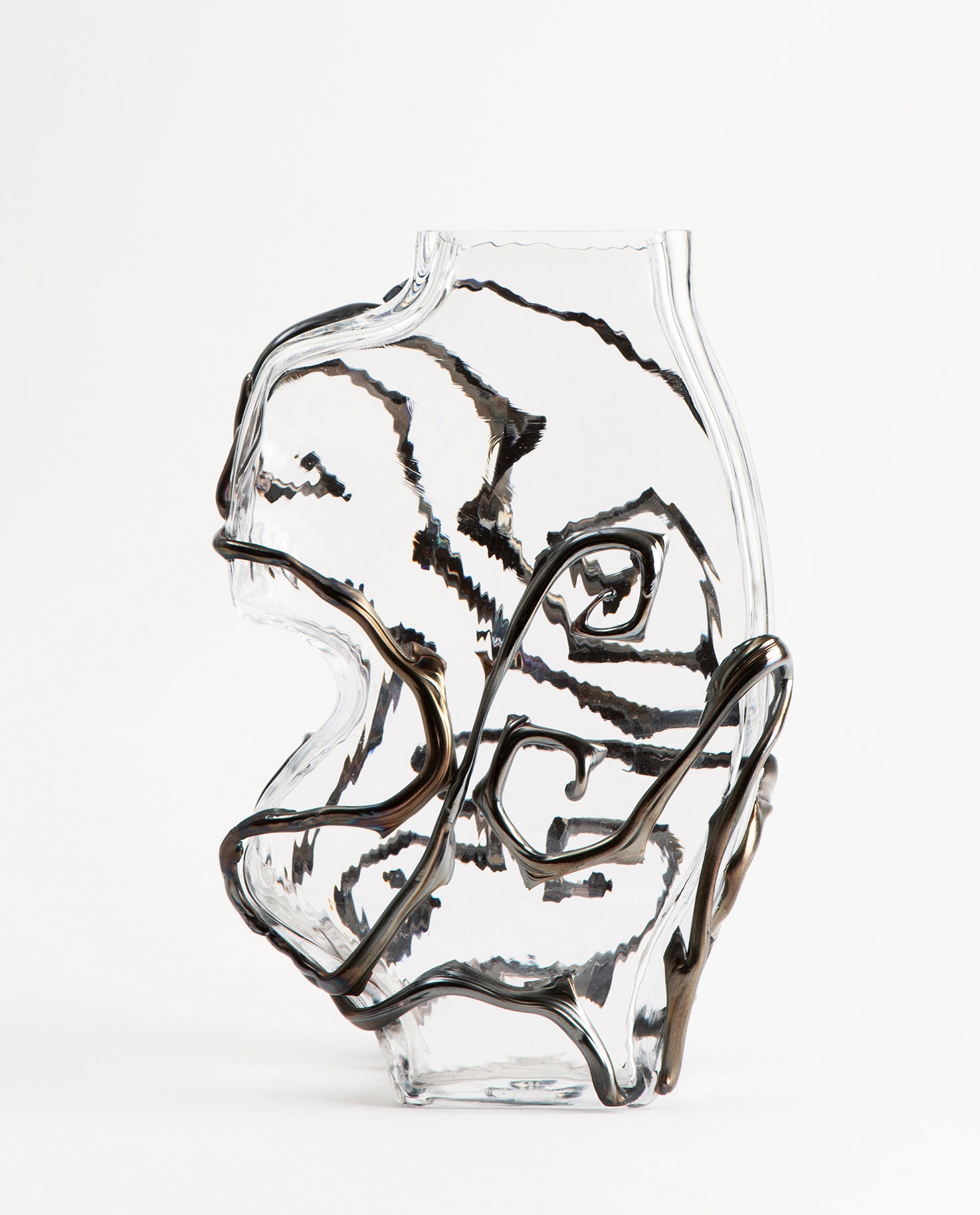 Vase en verre transparent avec des détails noirs, design, dans un style baroque. Vase par Silje Lindrup.