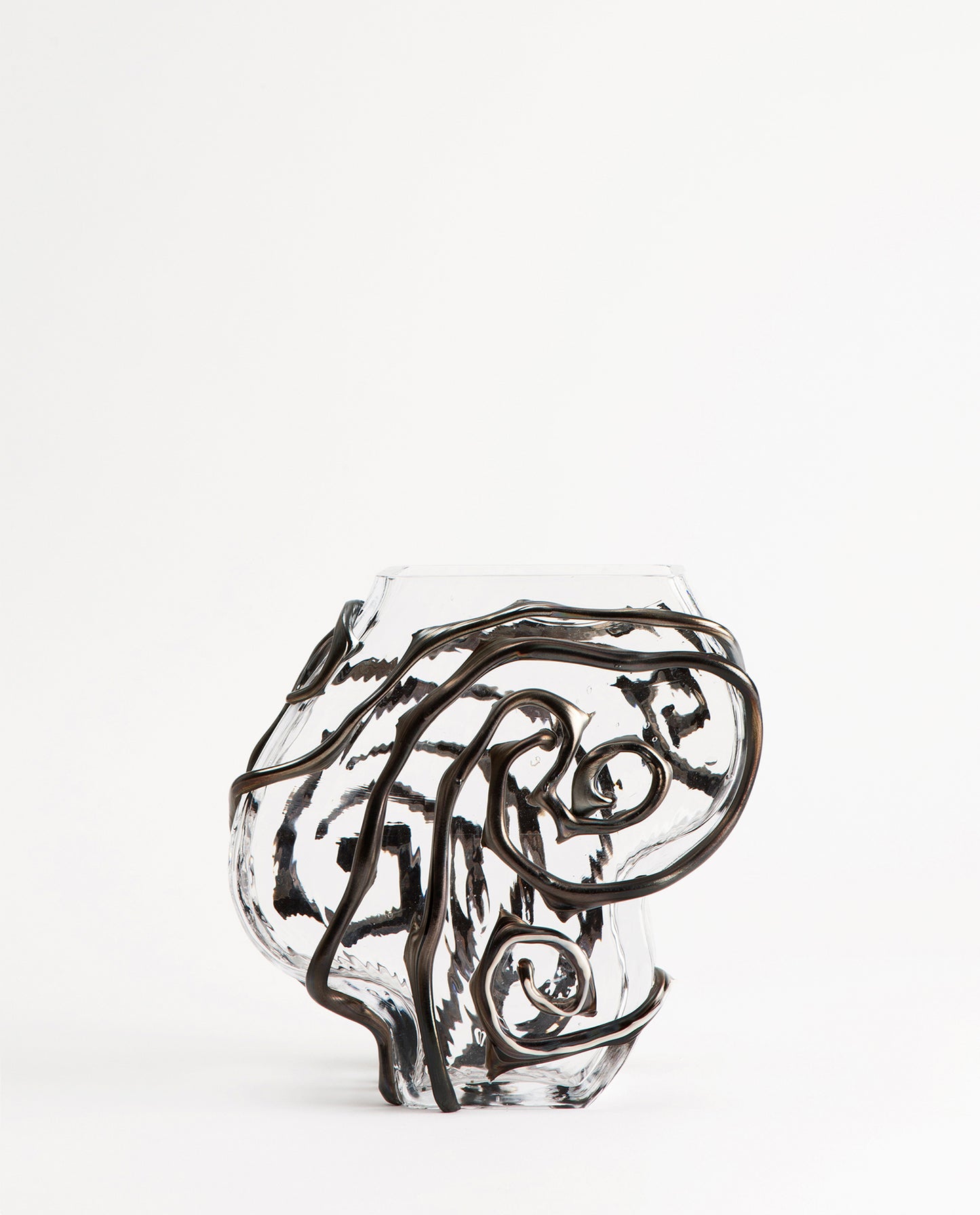 Vase en verre transparent avec des détails noirs, design, dans un style baroque. Vase par Silje Lindrup.