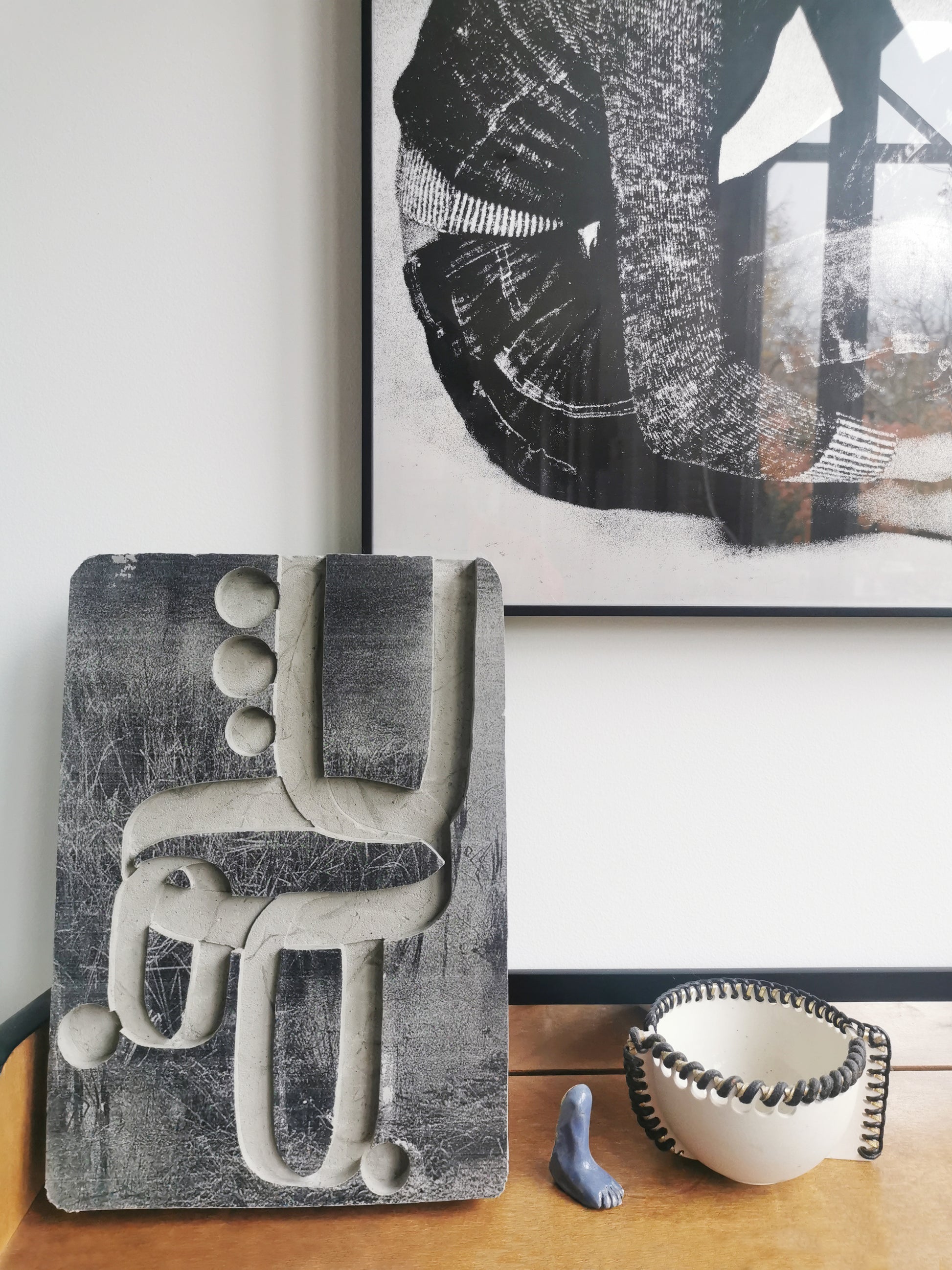 Impression d’une image noire et blanc sur une plaque de plâtre colorée et creusée de motifs. Assemblage poétique, réflexion archéologique. Yoan Béliard pour Haydée.