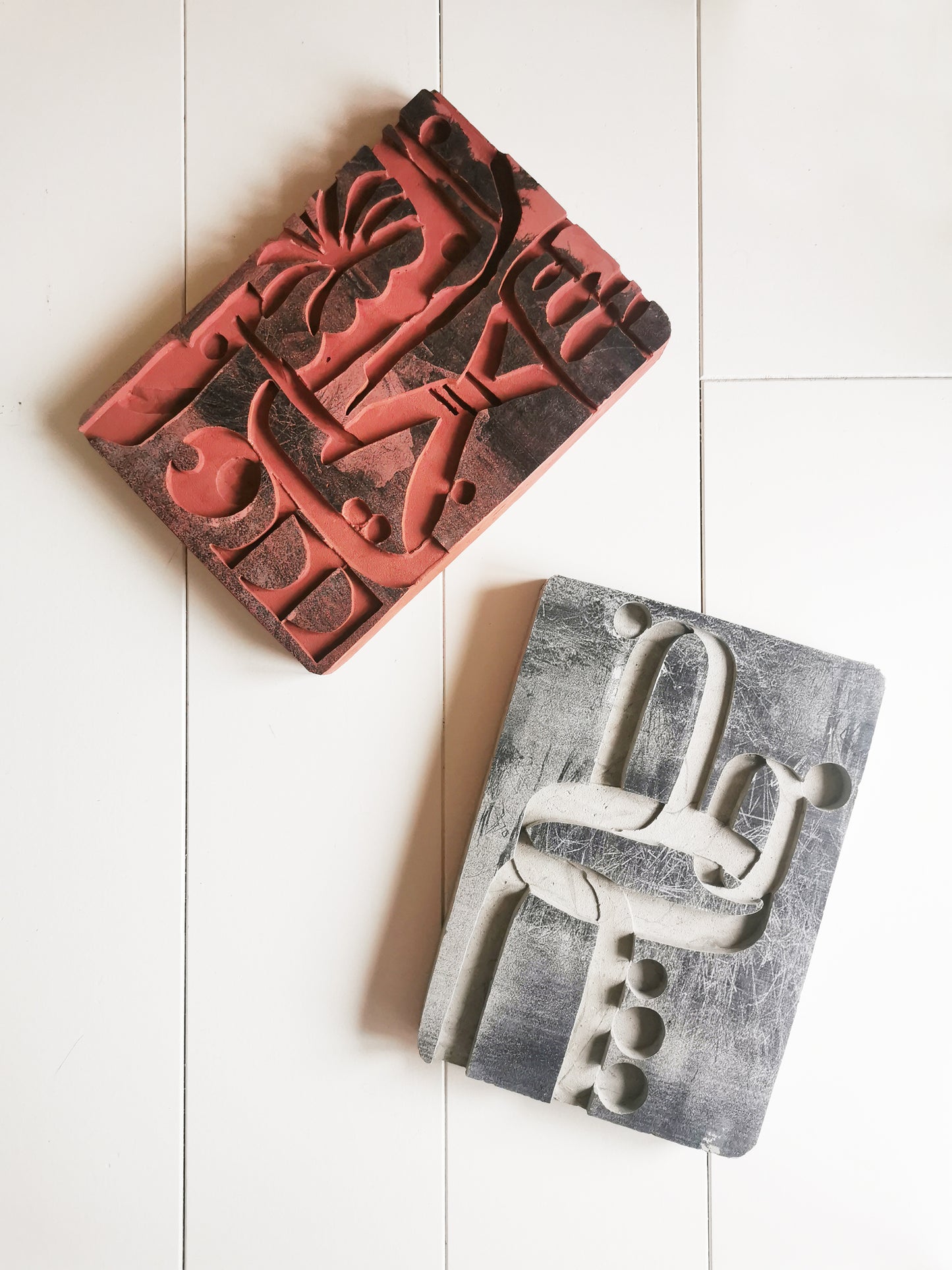 Impression d’une image noire et blanc sur une plaque de plâtre colorée et creusée de motifs. Assemblage poétique, réflexion archéologique. Yoan Béliard pour Haydée.