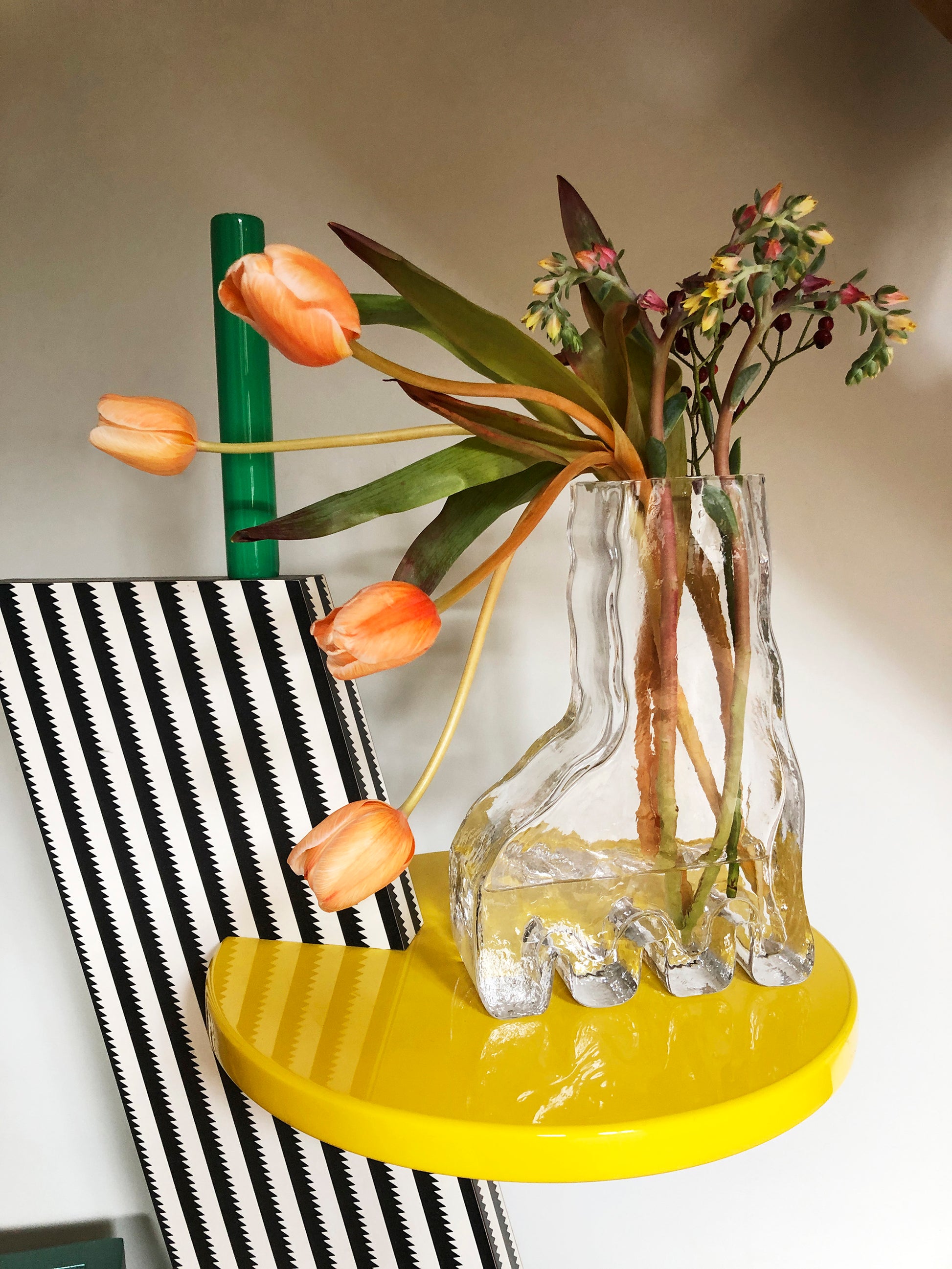 Vase en verre transparent en forme de patte, de main ou de pied, design original par Studio Reiser.