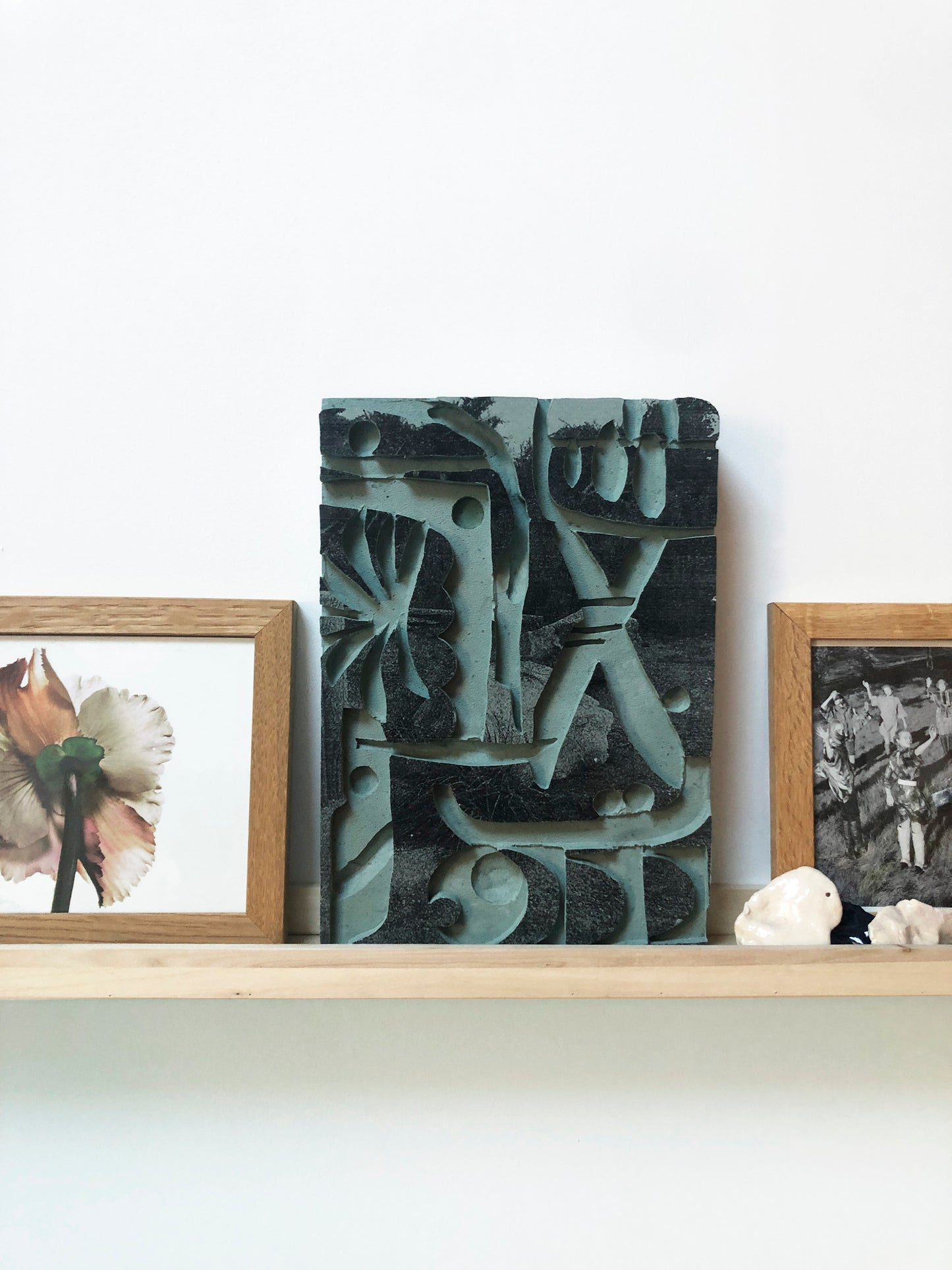 Impression d’une image noire et blanc sur une plaque de plâtre colorée et creusée de motifs. Assemblage poétique, réflexion archéologique. Yoan Béliard pour Haydée.